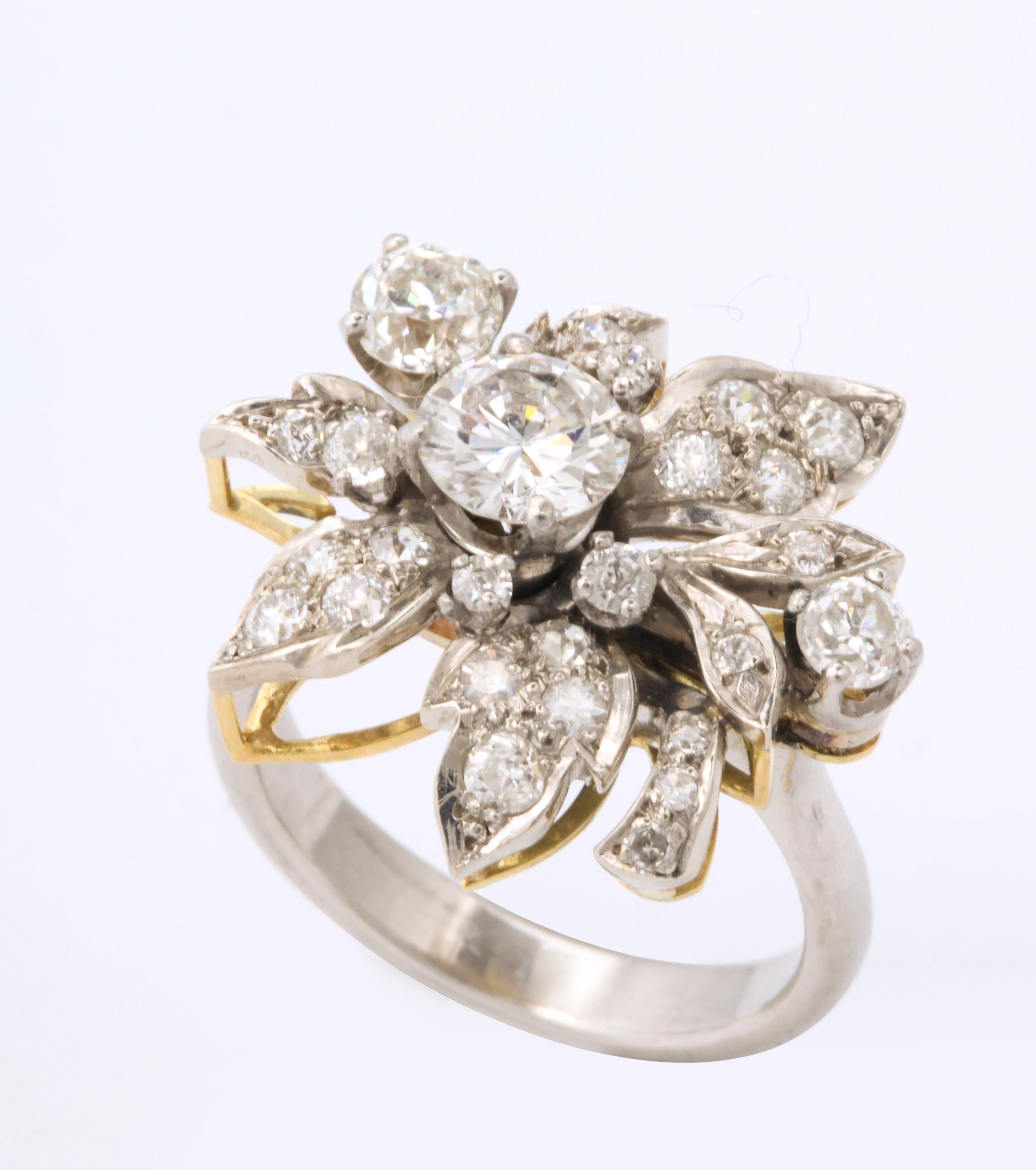 Bague fleur articulée en diamants en vente