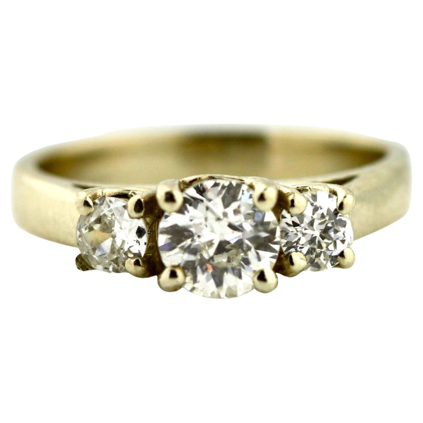 Ring mit Diamantbesatz im Angebot