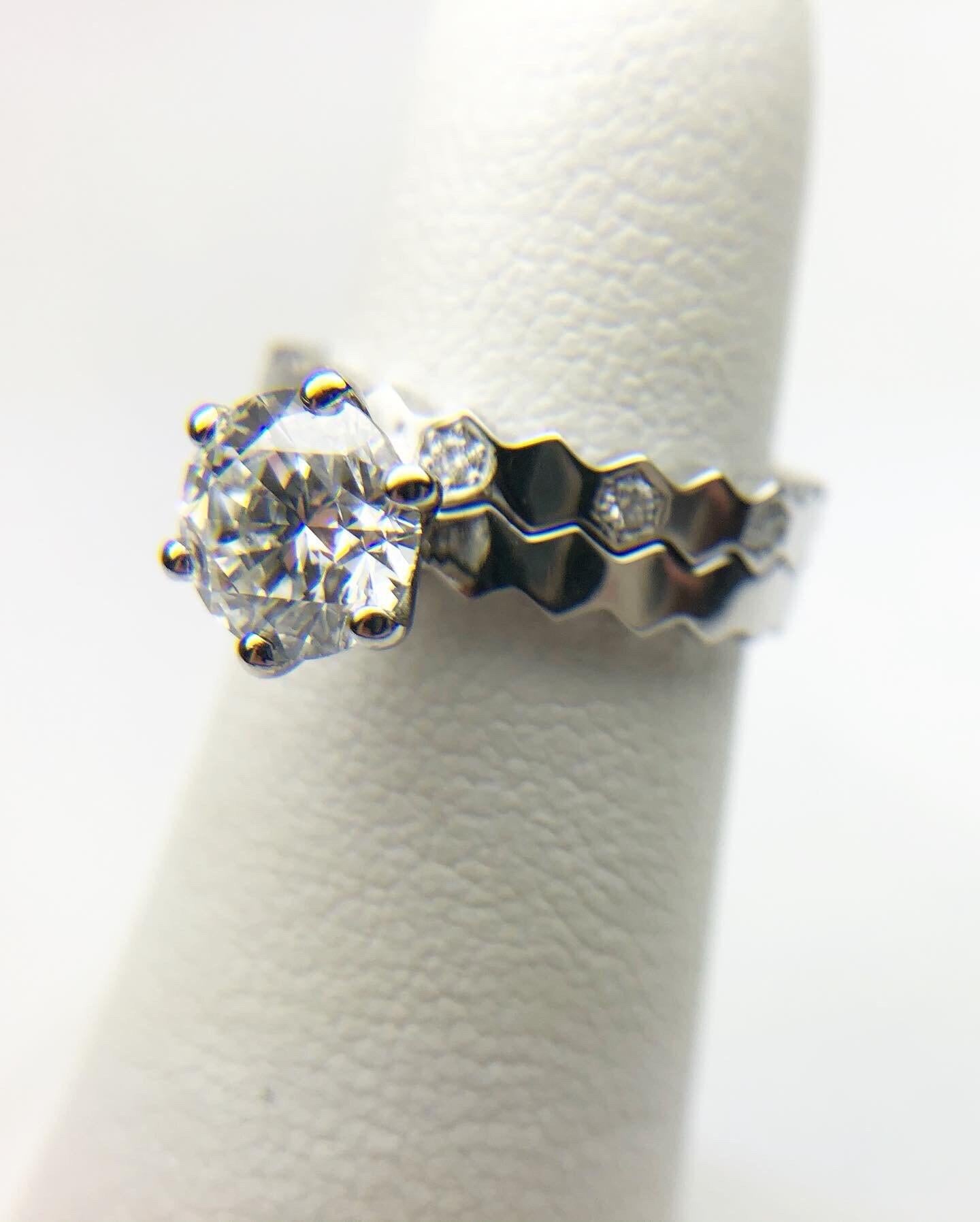 Clásico y lujoso anillo de diamantes estilo nido de abeja de eternidad en talla 6, fabricado en oro blanco de 14 KT, se puede cambiar de talla 1 talla hacia arriba o hacia abajo. ¡Precioso anillo de diamantes que queda genial con cualquier anillo o