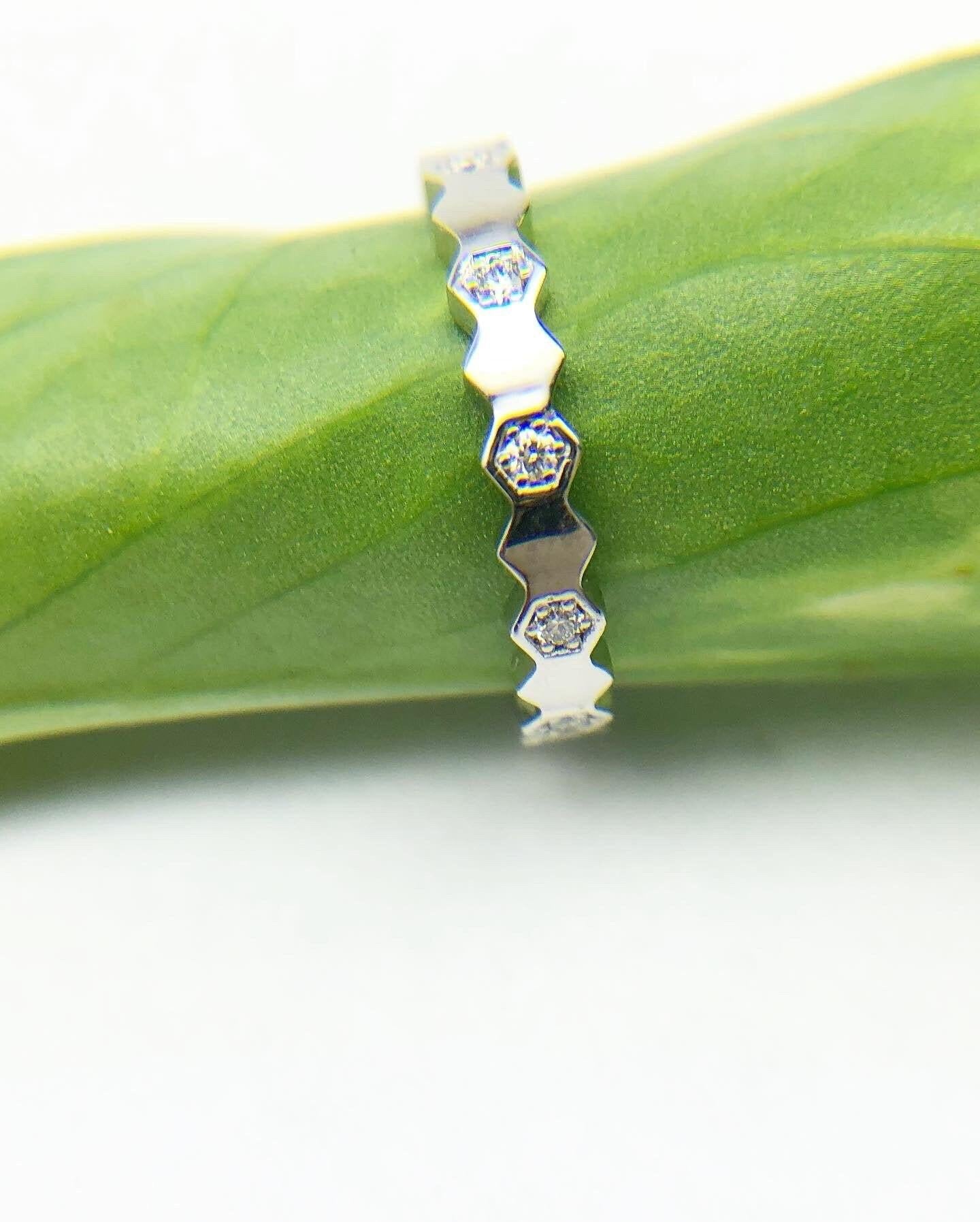 Femenino o masculino Anillo de diamantes diseño nido de abeja anillo con diamantes estilo eternidad oro 14KT en venta