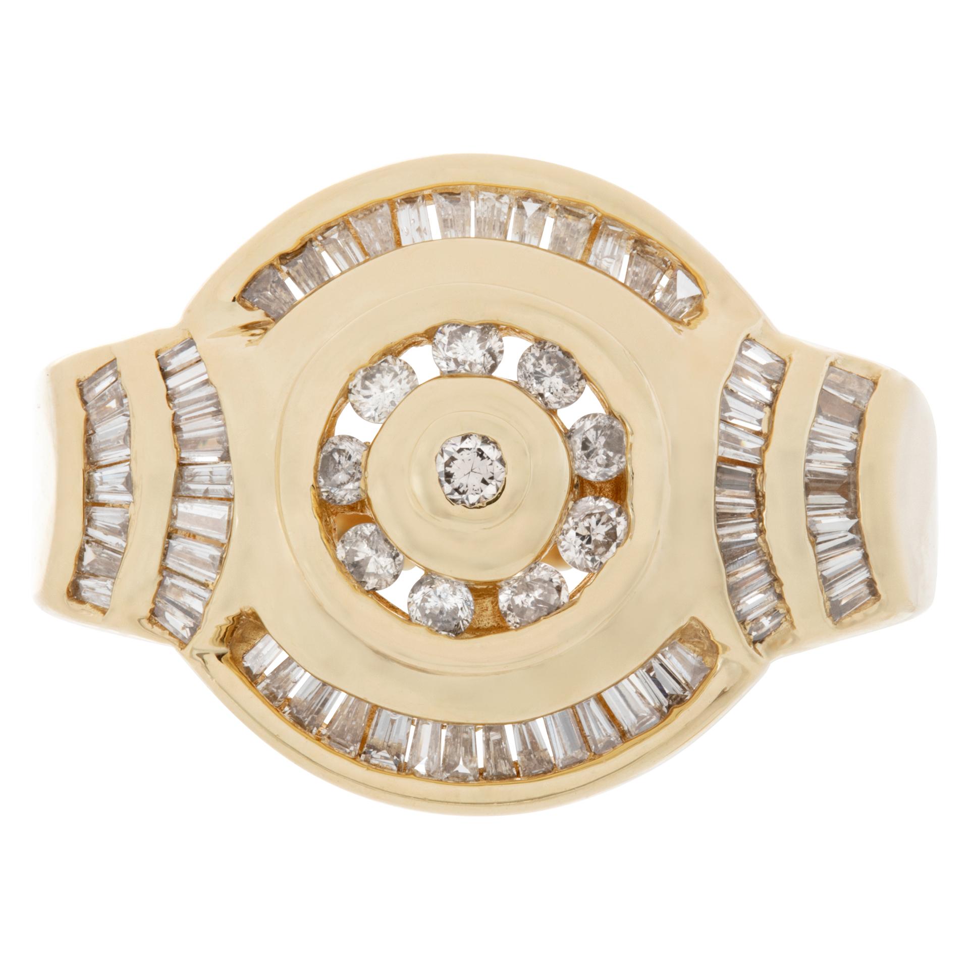 Bague en diamant 14k avec environ 0,80 carats de diamants ronds et baguettes. Taille 10. Le haut de la bague fait 24 mm x 18 mm, 4,5 mm au niveau de la tige. Cette bague en diamant est actuellement de taille 10, mais certains articles peuvent être