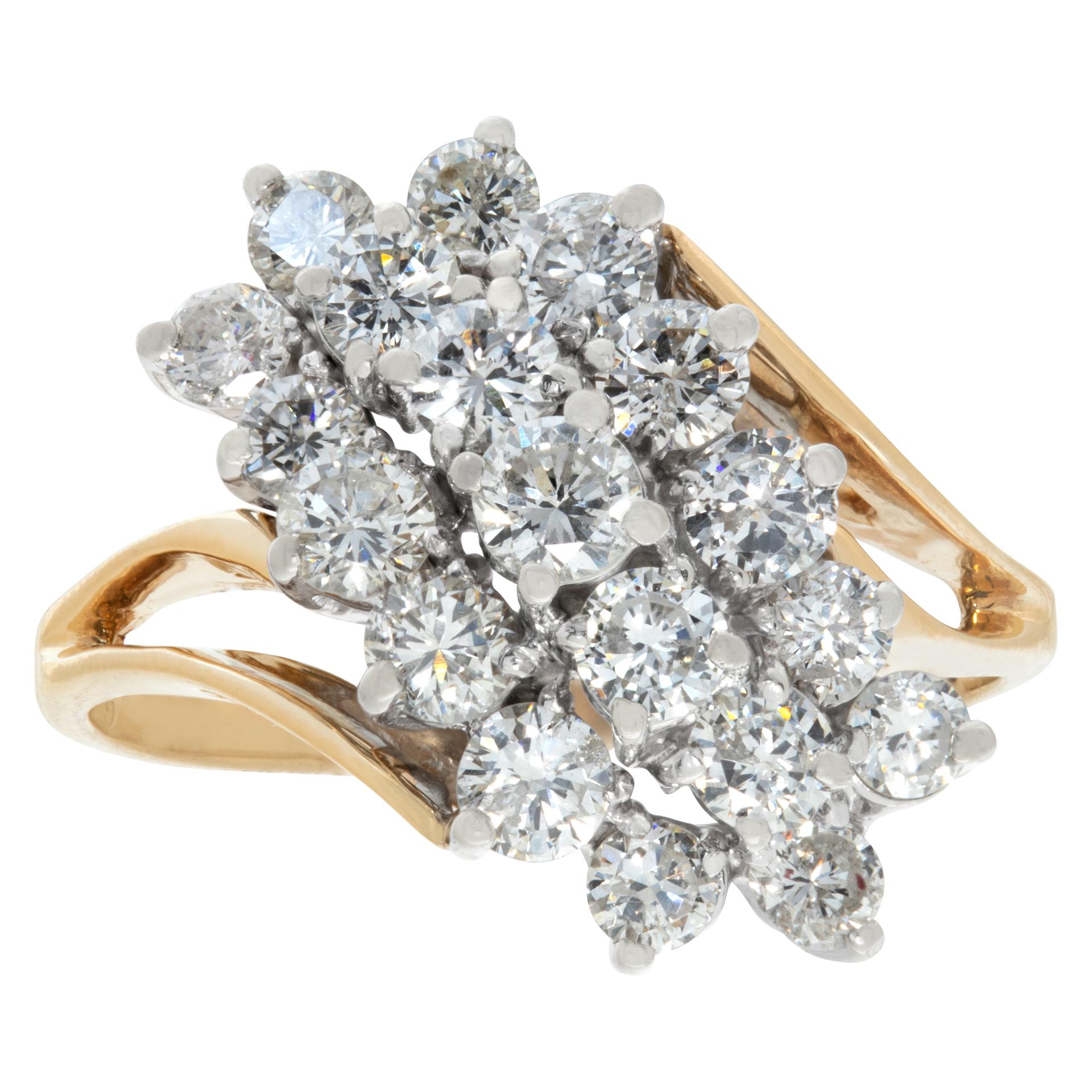 Bague en diamant Whiting de couleur I, pureté SI avec 19 diamants blancs propres pesant environ 1,50 carats en or blanc et jaune 14k. Taille 9.25, la tête mesure 16mm x 19mm, la tige 1.5mm.Cette bague en diamant est actuellement de taille 9.25 et