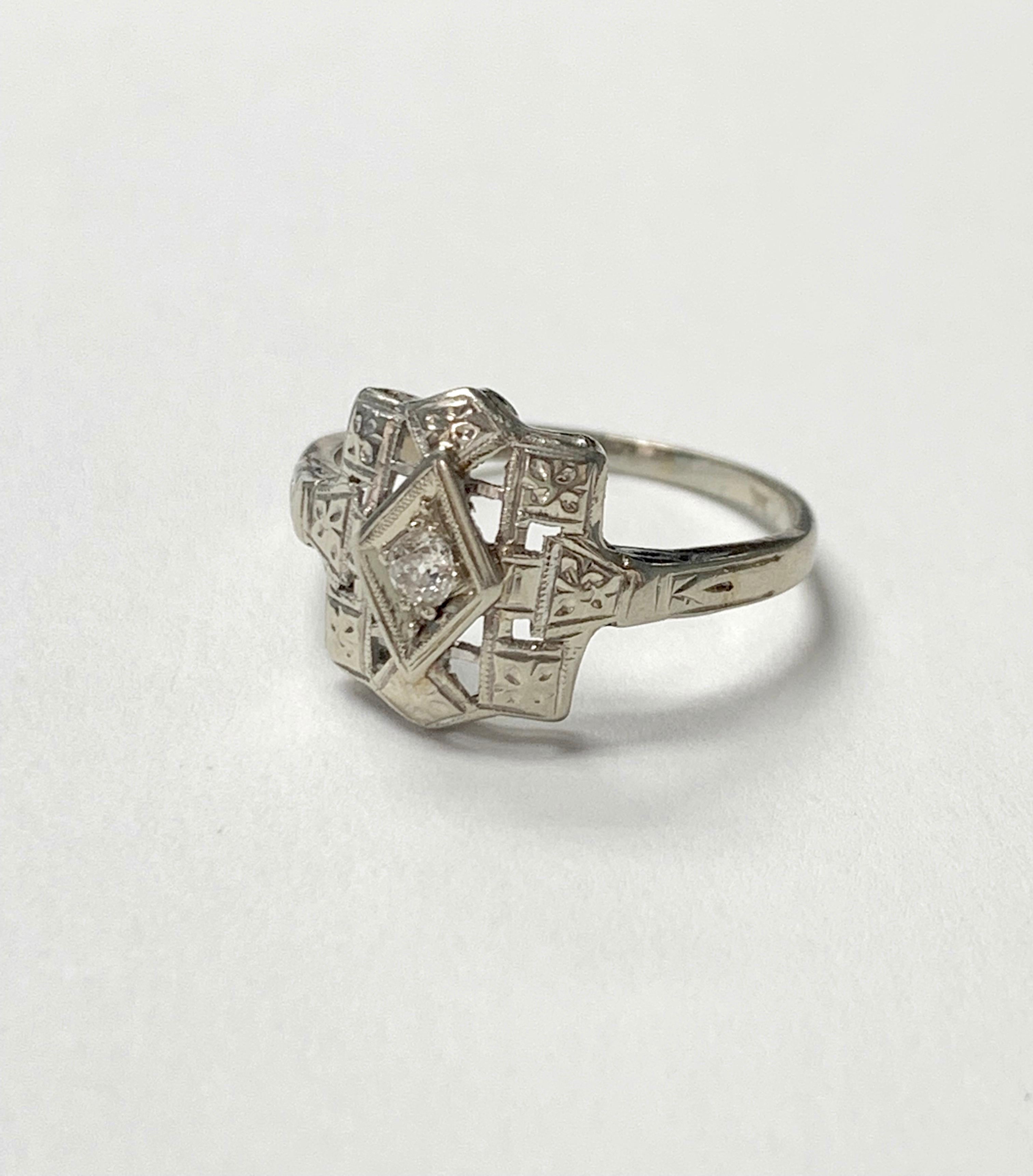 Diamond ring in 14k white gold. 
The details are as follows : 
Diamond weight : 0.15 carat ( G color and VS2 clarity ) 
Ring size : 7 1/2 

