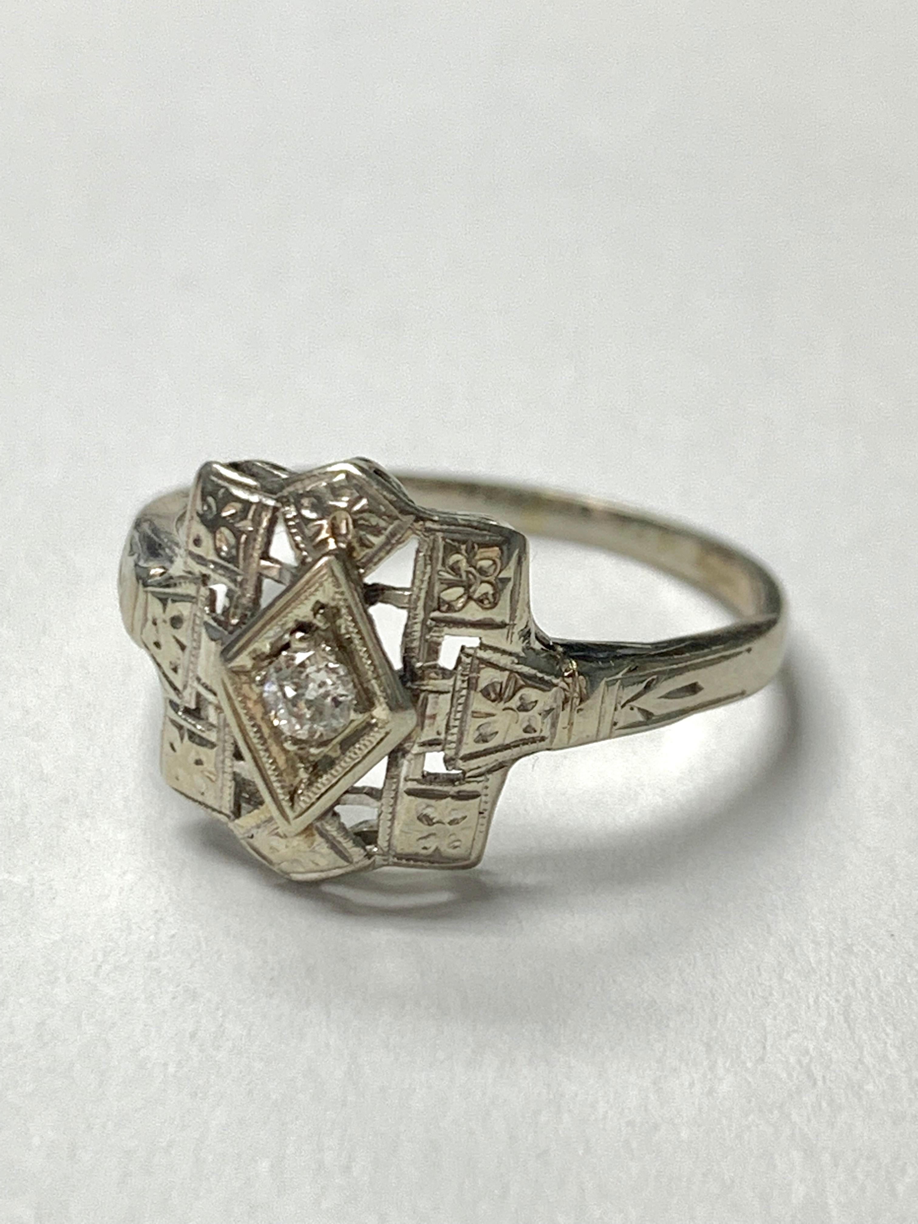 Diamond Ring in 14K White Gold In Excellent Condition For Sale In New York, NY