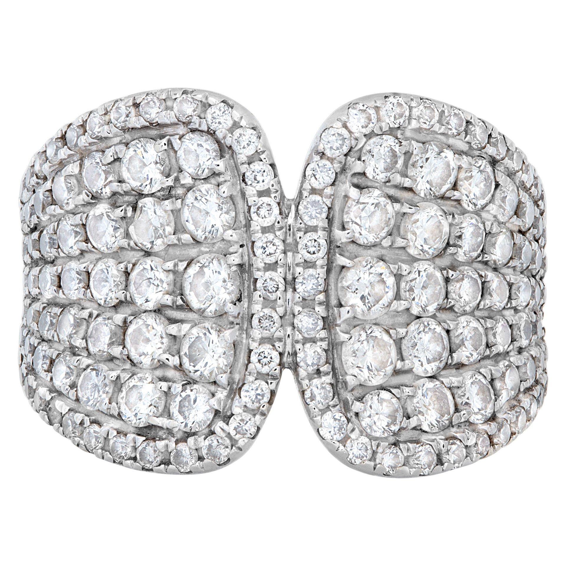 Anello di diamanti in oro bianco 14k con oltre 1,50 carati di diamanti rotondi taglio brillante di colore G-H e purezza VS-SI. Larghezza: 15 mm, larghezza al gambo: 4,5 mm. Taglia 6.

Questo anello con diamante è attualmente di misura 6 e alcuni