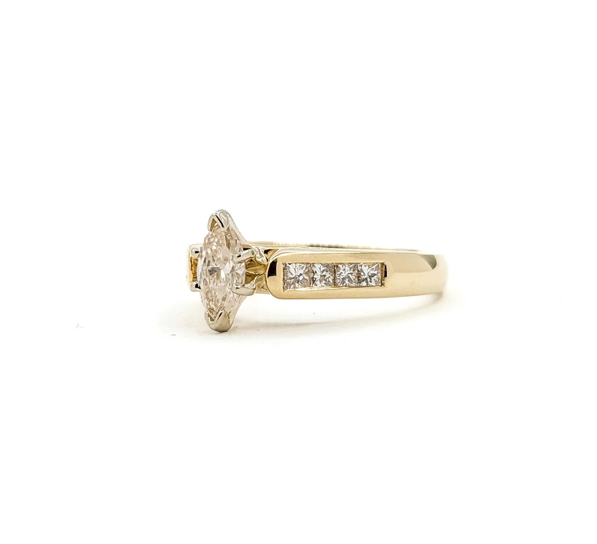 Contemporain Bague en or jaune 14k avec diamant en vente