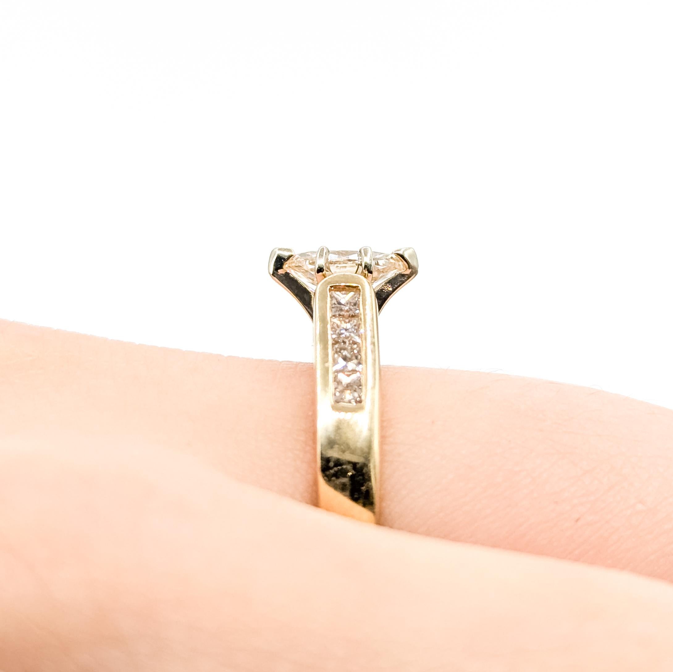 Taille Marquise Bague en or jaune 14k avec diamant en vente