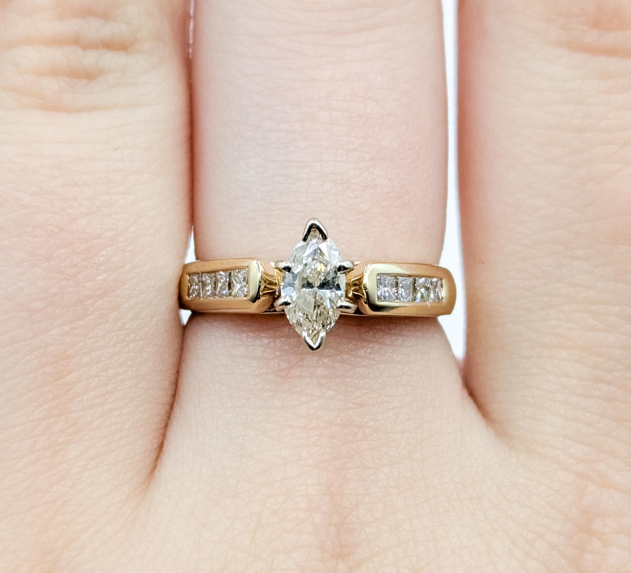 Bague en or jaune 14k avec diamant Pour femmes en vente