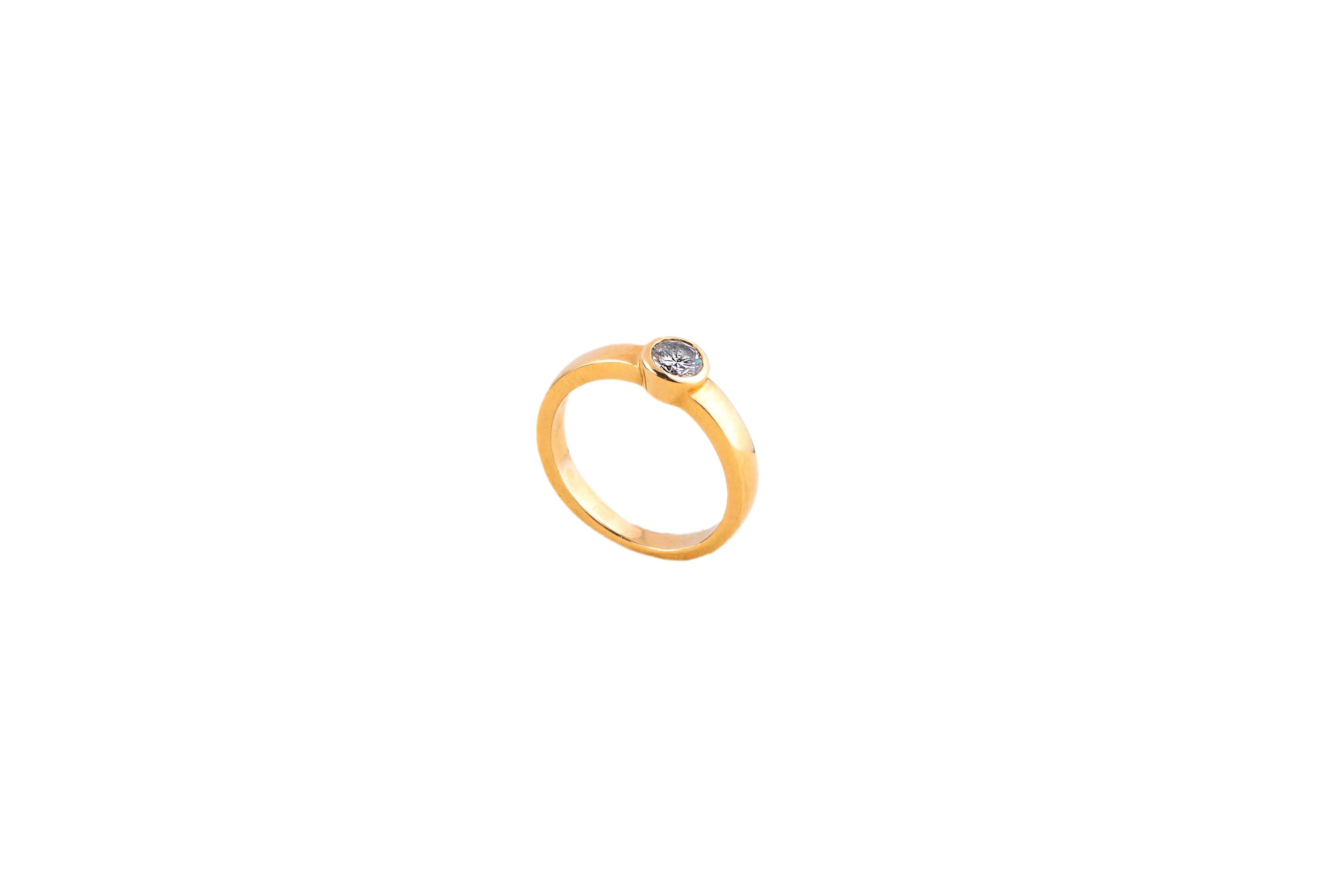 Brilliant Cut Diamond Ring in 18 Karat Yellow Gold For Sale