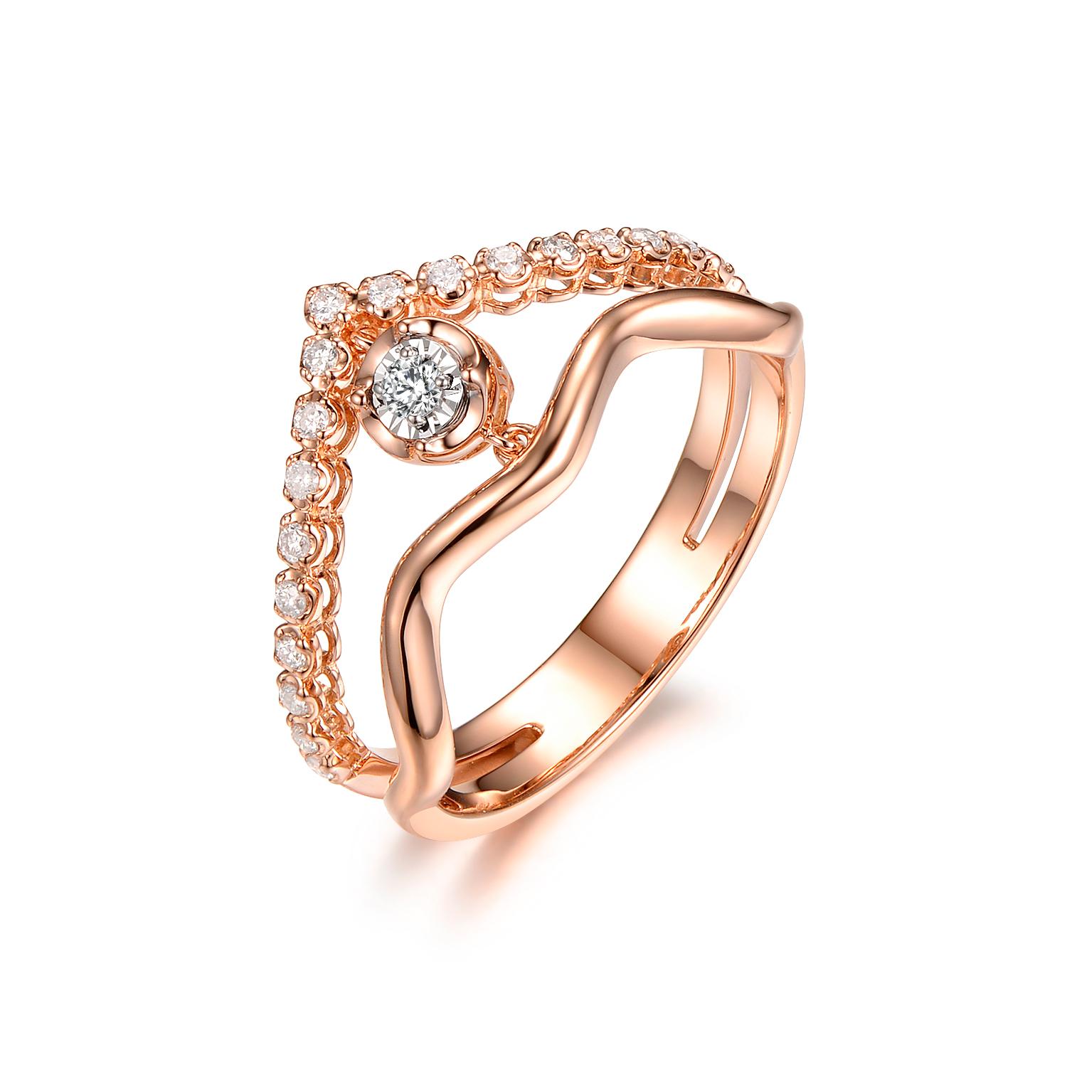 Cette bague est un chef-d'œuvre contemporain, façonné avec art en or rose 18 carats. Il présente un diamant central pesant 0,16 carat, serti dans un design captivant à la fois moderne et intemporel.

Le diamant central est un phare de brillance,