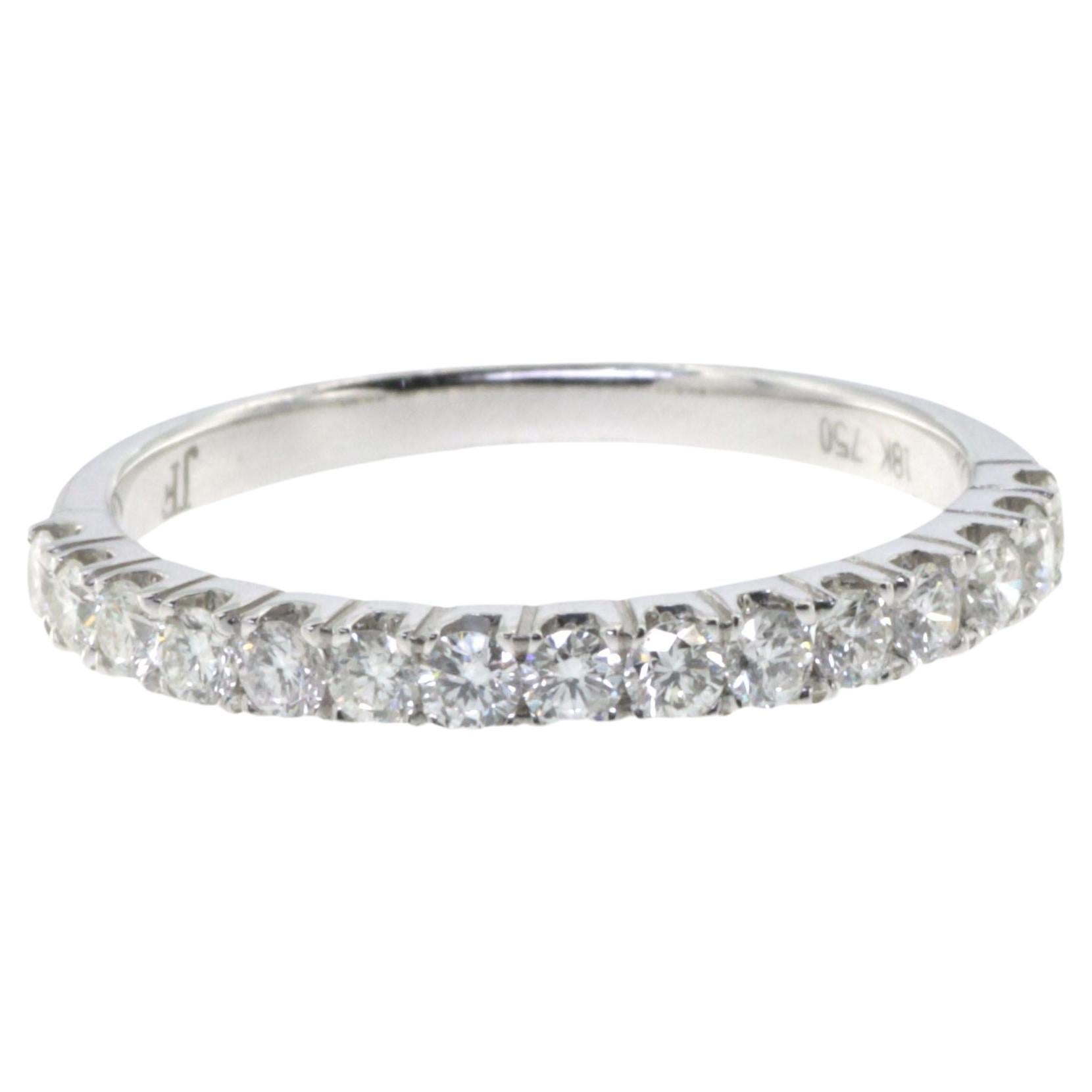 Dieser 0,44-karätige Diamant-Ehering verkörpert die Essenz zeitloser Eleganz und dauerhafter Hingabe. Der mit Präzision aus 18 Karat Weißgold gefertigte Ring ist mit einer Reihe glänzender Diamanten mit einem Gesamtgewicht von 0,44 Karat besetzt.