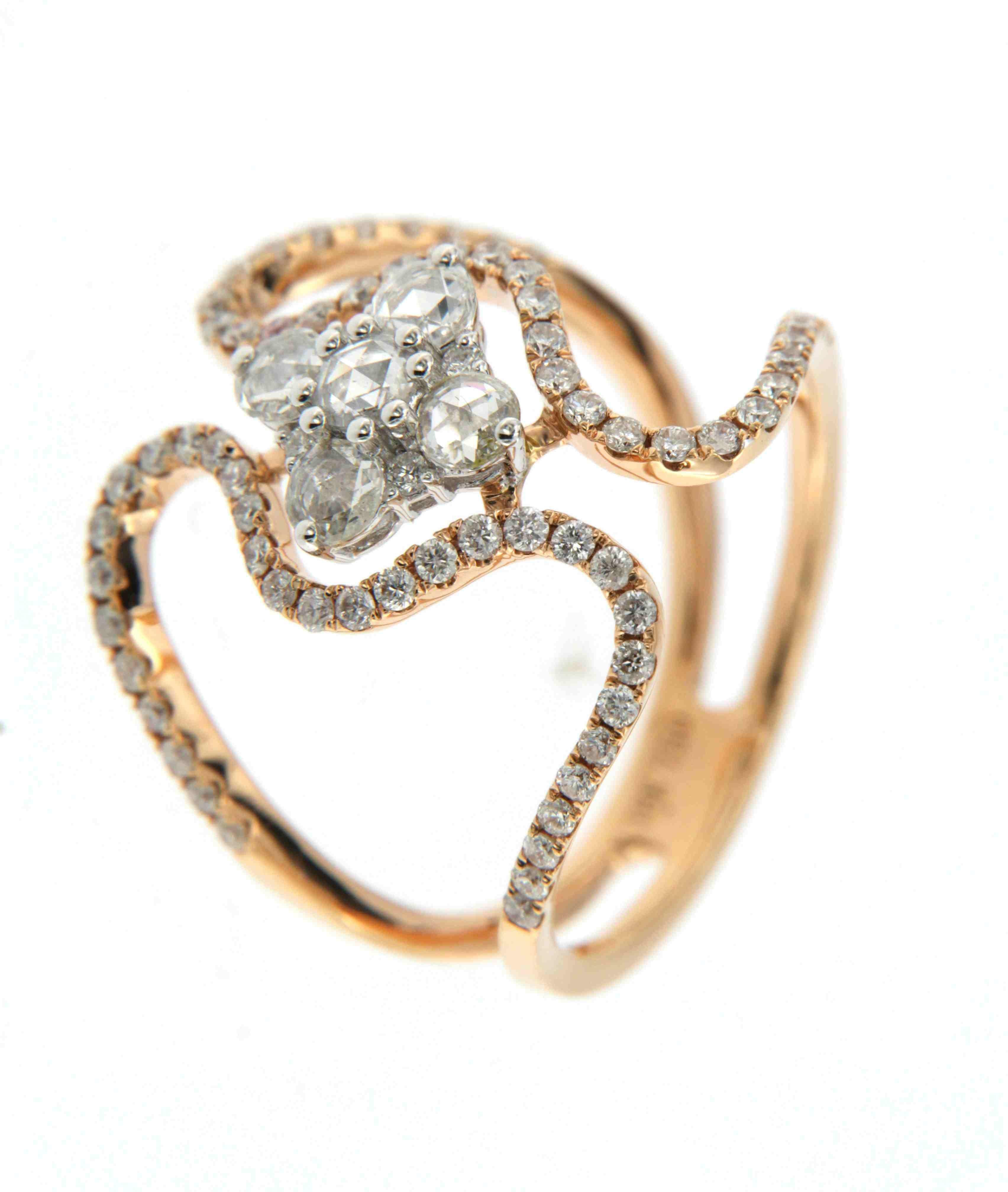 Dieser bemerkenswerte Ring ist ein wunderschön inszeniertes Stück aus 18 Karat Roségold mit einem komplizierten Design, das sowohl Vintage-Charme als auch zeitgenössische Eleganz ausstrahlt. In der Mitte des Rings befinden sich fünf runde Diamanten