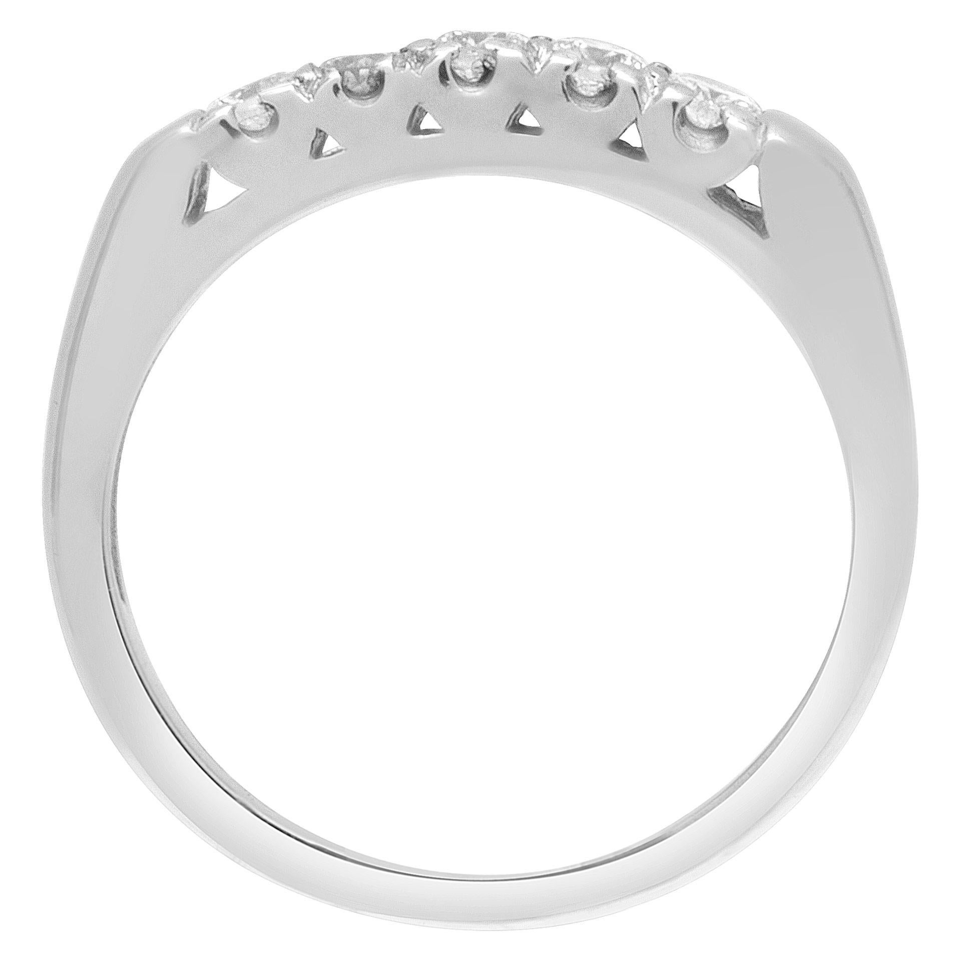 Women's Diamond Ring in 18k White Gold For Sale