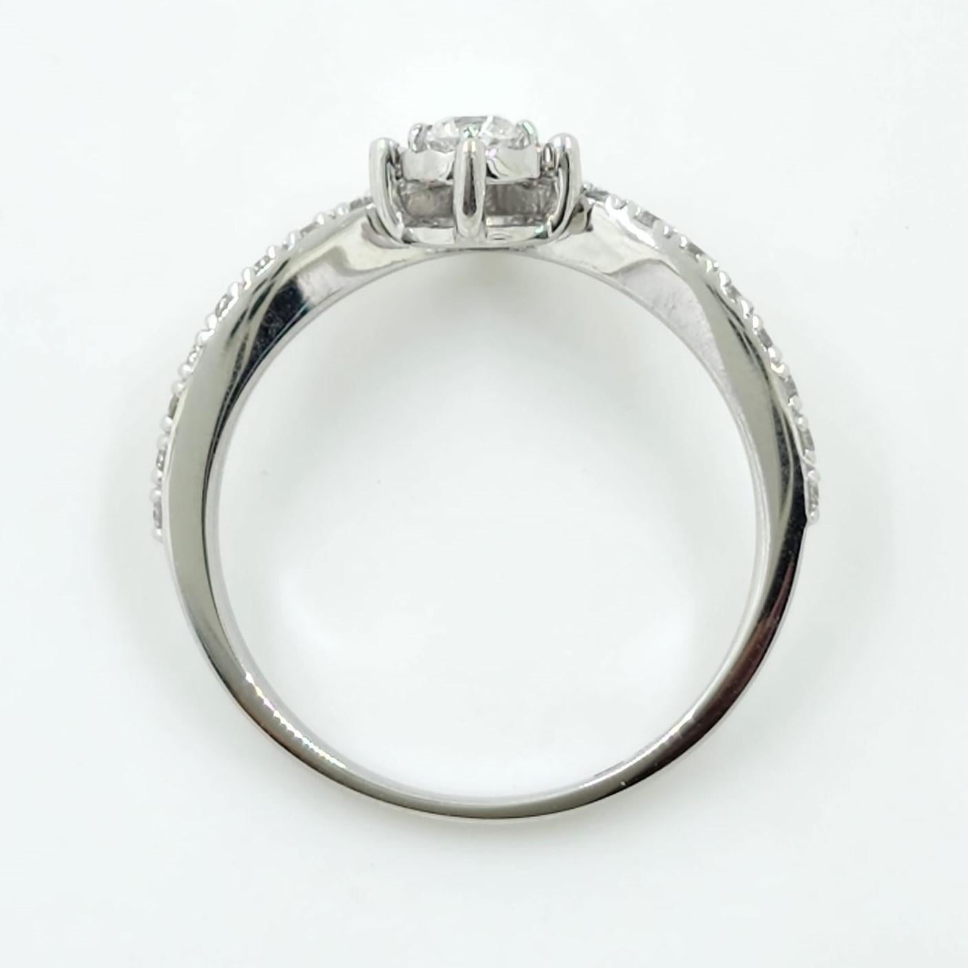 Round Cut Diamond Ring in 18K White Gold For Sale