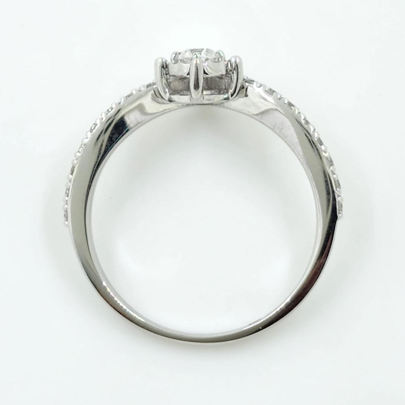 Taille ronde Bague en or blanc 18 carats avec diamants en vente