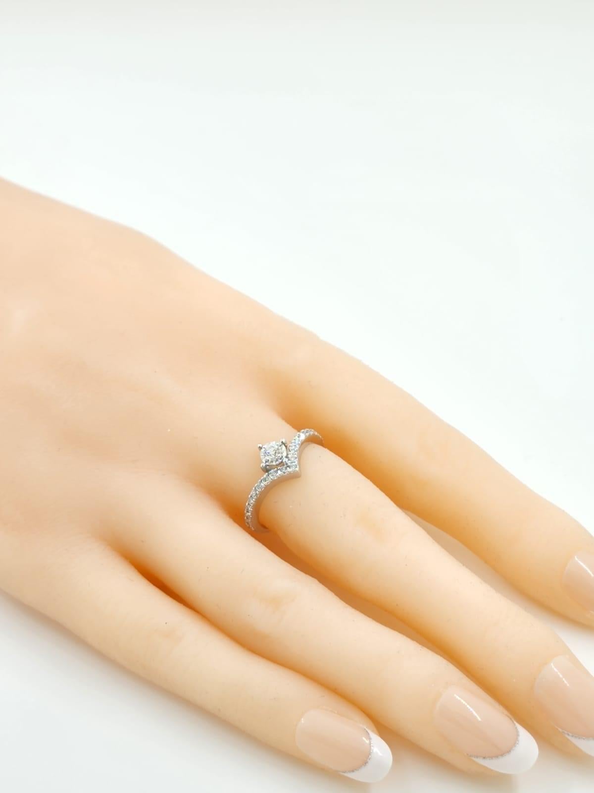 Diamond Ring in 18K White Gold In New Condition For Sale In Hong Kong, HK