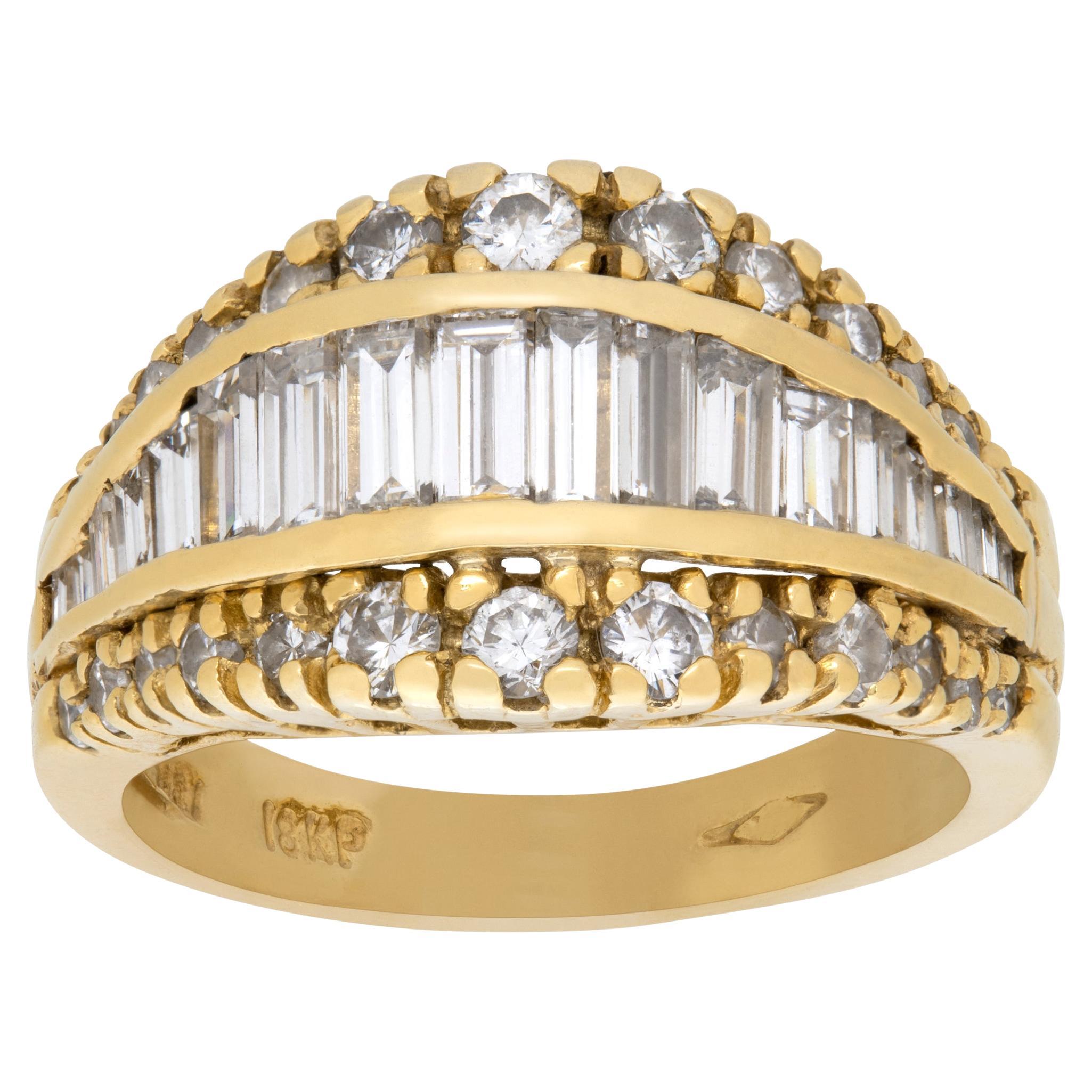 Diamond ring in 18k yellow gold For Sale