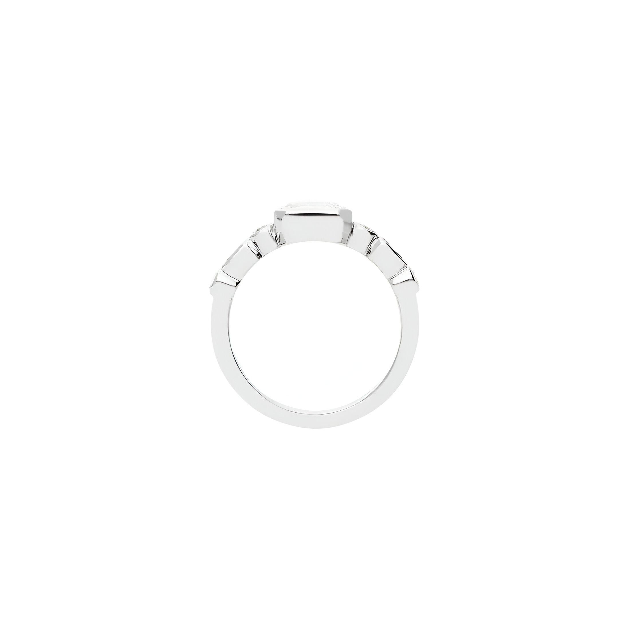 Dieser Ring aus 18 Karat Weißgold mit einem Gesamtgewicht von 3,90 g wurde mit einem präzisen Gleichgewicht von Proportion und Struktur entworfen. In seiner Mitte befindet sich ein 1,01ct GIA-zertifizierter Diamant im Smaragdschliff, Farbe G und