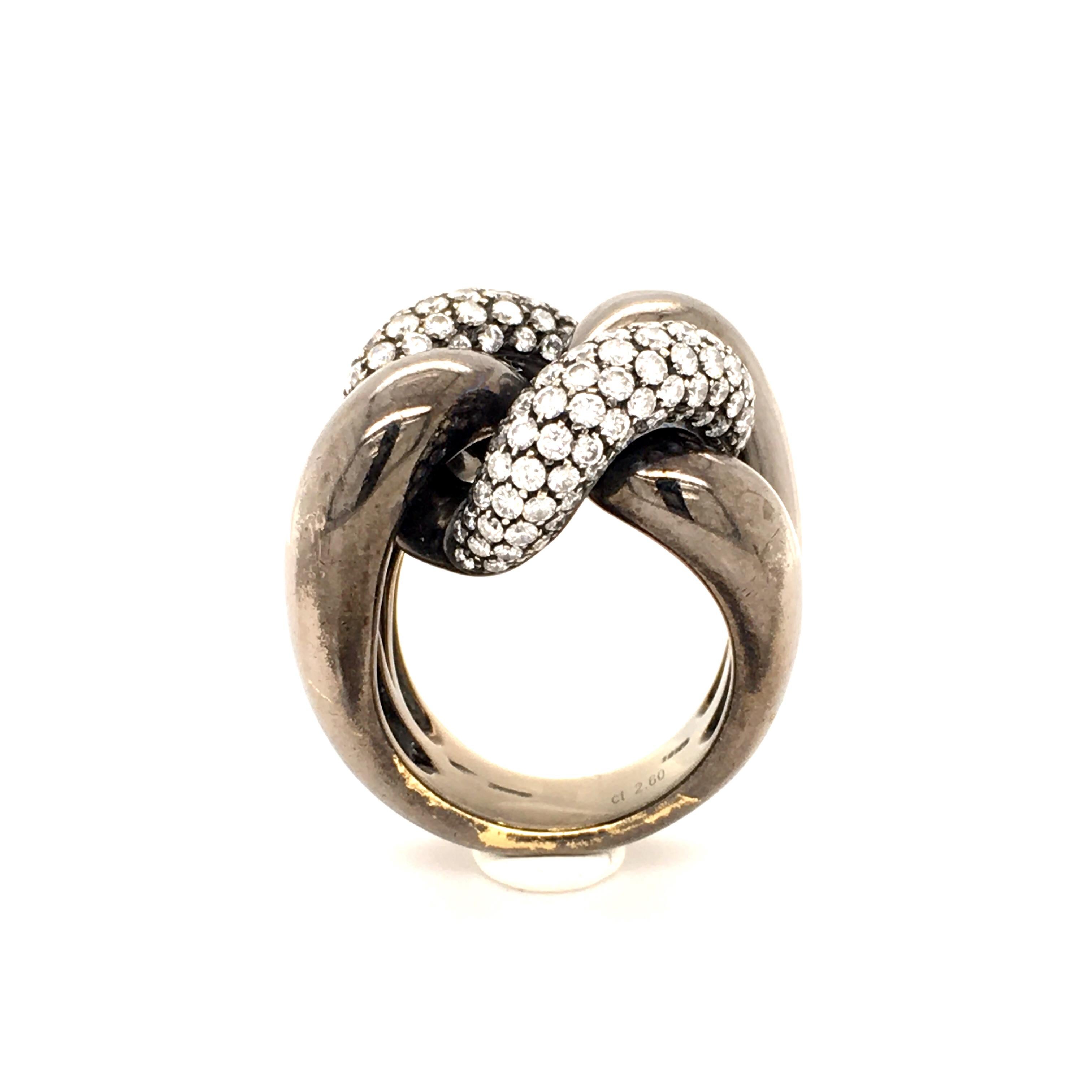 Dieser kühne und stilvolle Ring aus 18 Karat geschwärztem Roségold ist mit 170 Diamanten im Brillantschliff von G/H Farbe und vvs Reinheit mit einem Gesamtgewicht von 2,60 Karat pavégefaßt. Die feinen Zacken sind aus 18 Karat Weißgold gefertigt.