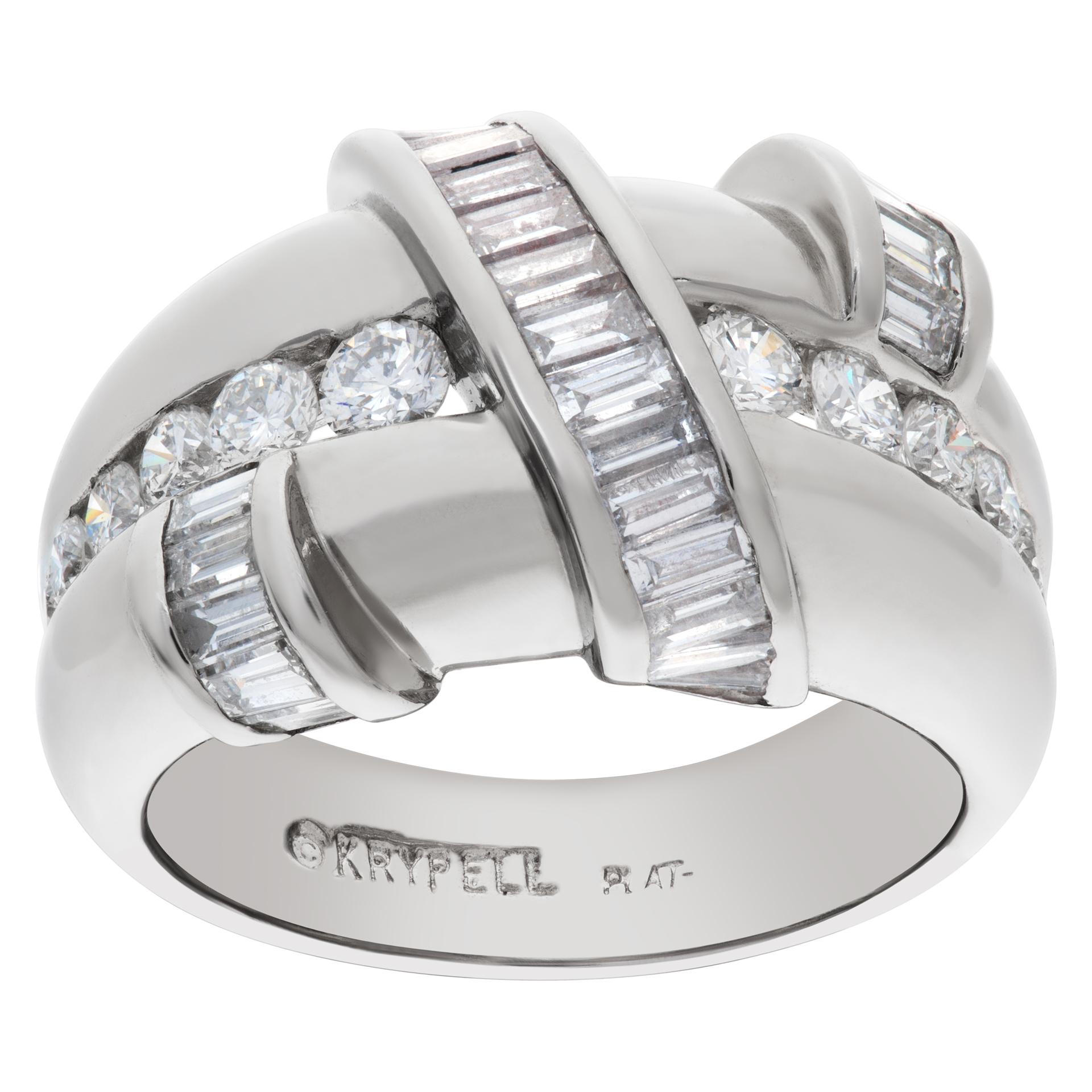 Stupendo e scintillante anello di diamanti Charles Krypell in platino con circa 1 carato di diamanti rotondi e baguette. Taglia 6.

Questo anello con diamante è attualmente di misura 6 e alcuni articoli possono essere aumentati o diminuiti, chiedi