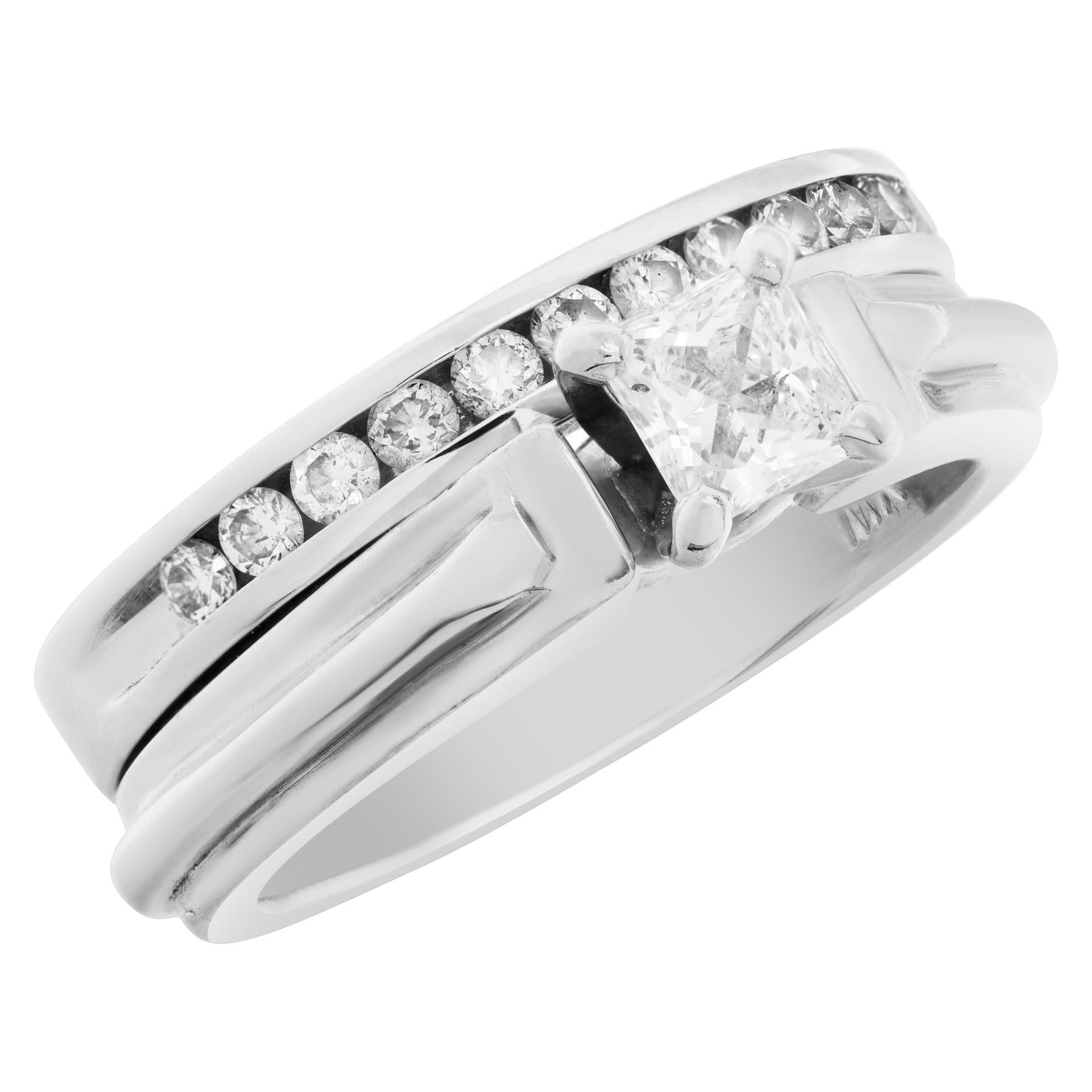 Anello con diamante in platino e fascia a semi-eternità In condizioni ottime in vendita a Surfside, FL