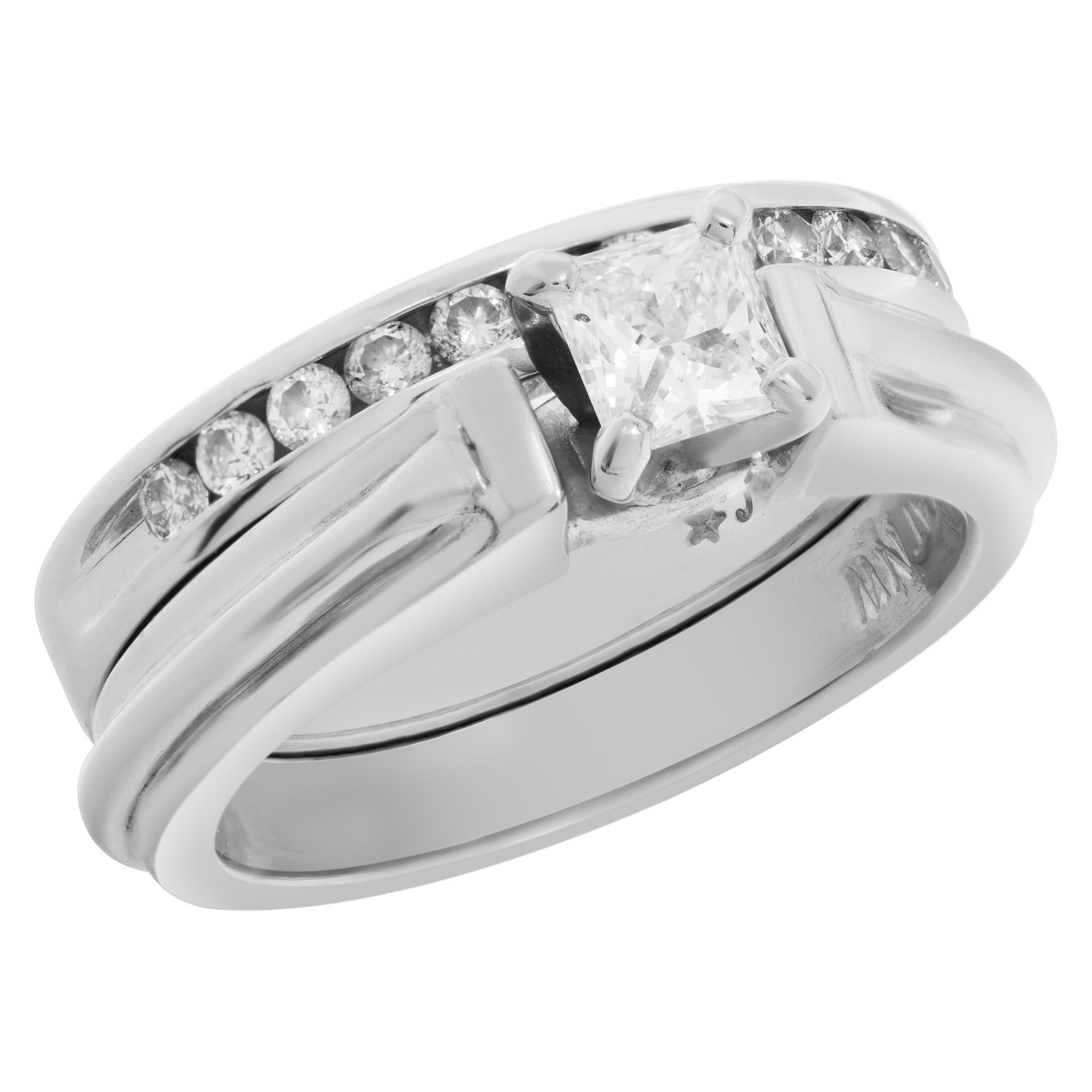 Anello con diamante in platino e fascia a semi-eternità in vendita 1