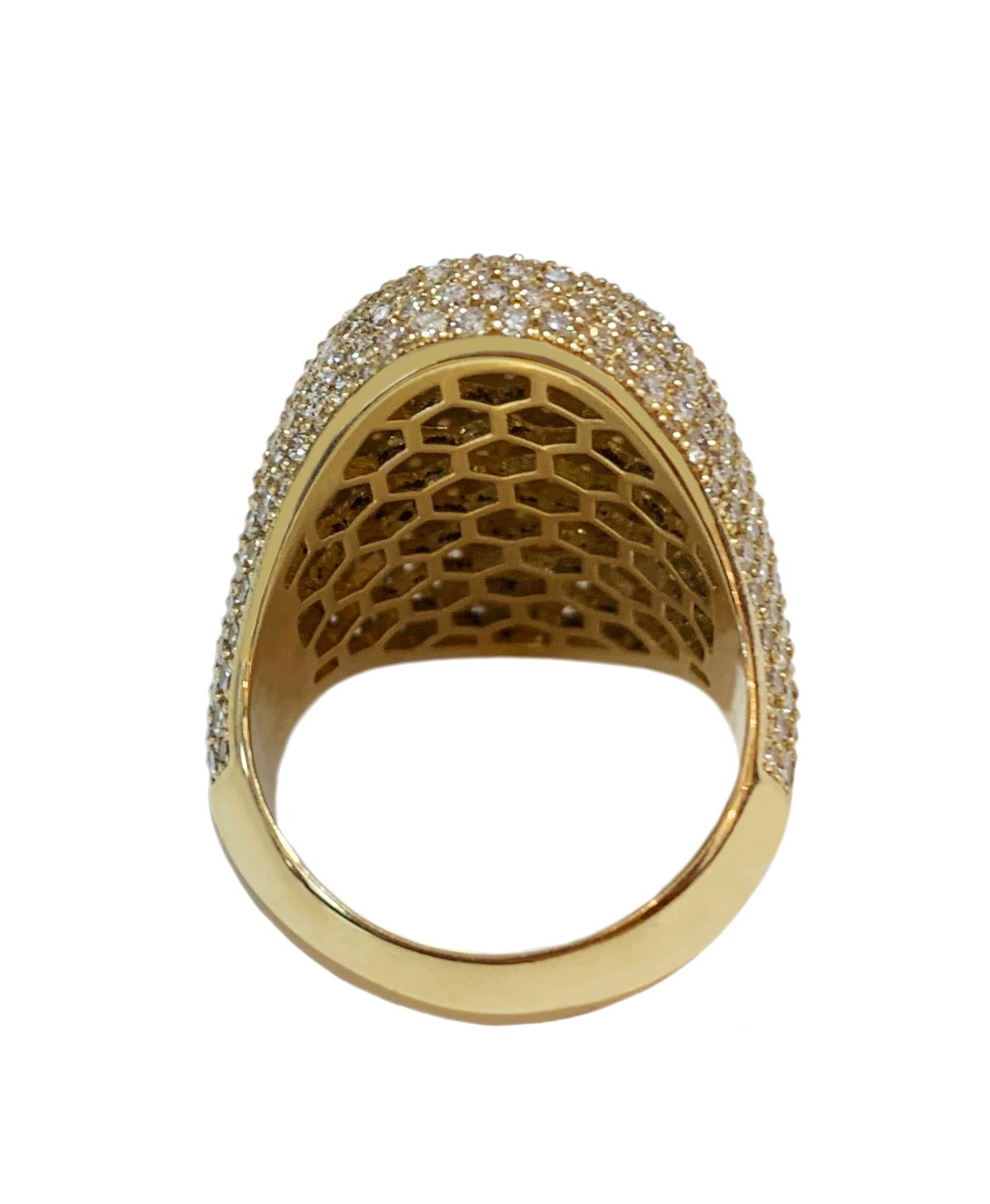 Diamond Ring in Yellow Gold In New Condition For Sale In New York, NY