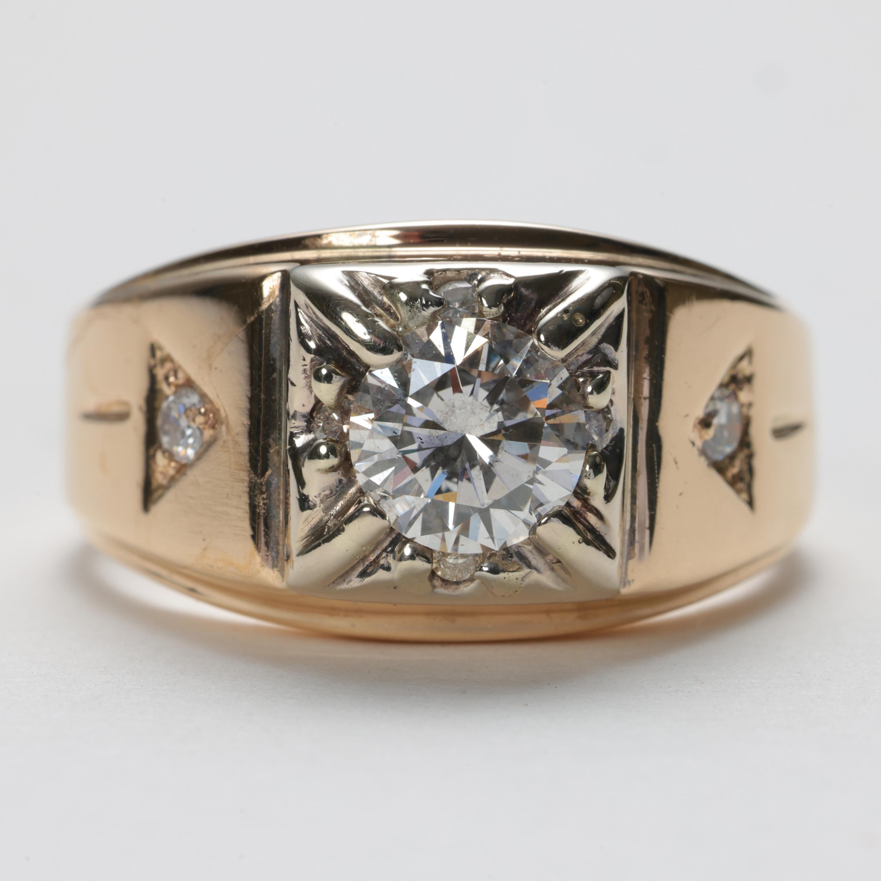 Cette bague en diamant pour homme du milieu du siècle représente la quintessence de l'esthétique d'un solitaire en diamant pour homme, vers les années 1960. Combien d'émissions de Walter Cronkite ont été diffusées sur les facettes de ce joyau