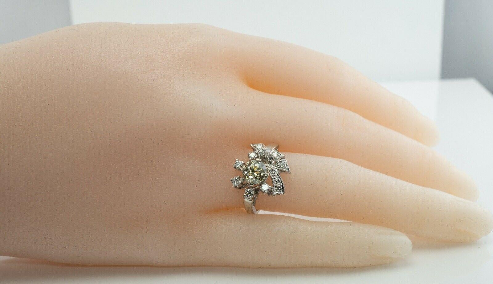 Bague diamant vieille Europe 1,50 cts centre or blanc 14K 1,92 TDW

Cette bague vintage des années 1950 est finement réalisée en or blanc massif 14K et sertie de véritables diamants. 
Le diamant central de taille européenne ancienne est de 1,50