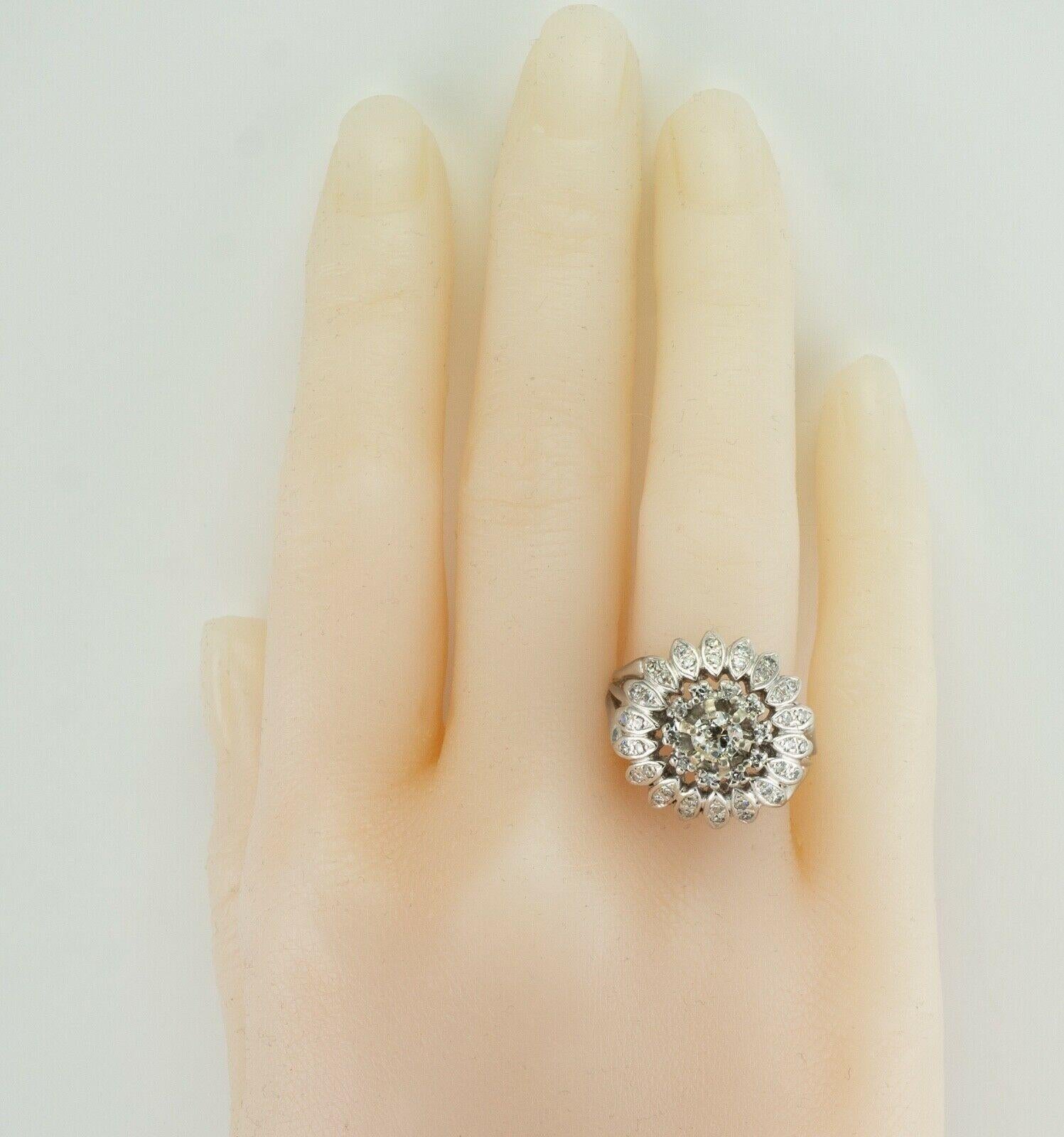 Bague ancienne mine en or blanc 14 carats avec grappe vintage de fleurs en vente 7