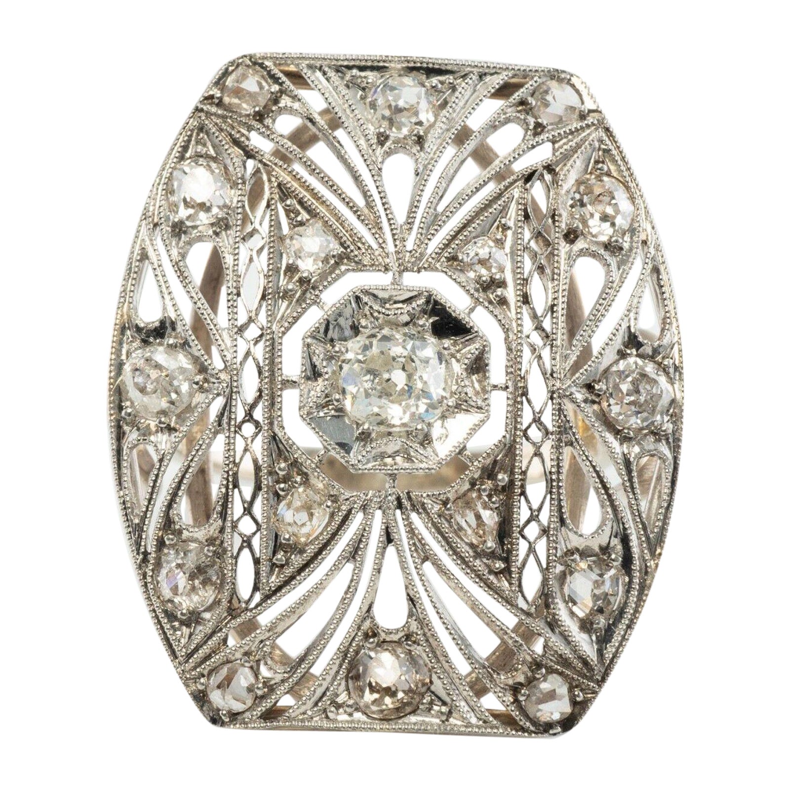 Anneau ancien bouclier en platine et or 14 carats avec diamants en vente