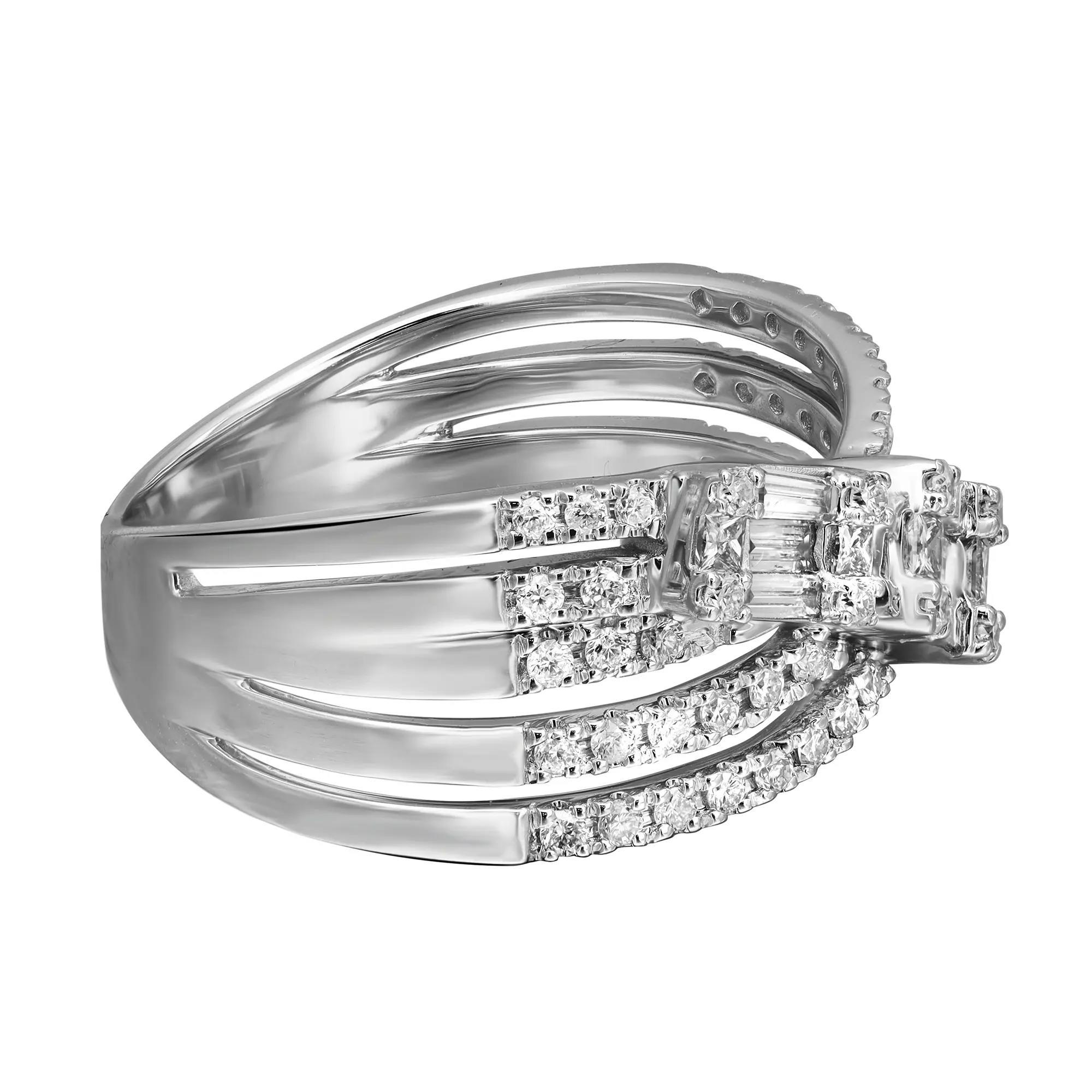 Dieser wunderschöne Ring zeichnet sich durch mehrere Bänder mit zackenbesetzten runden Diamanten aus, die sich mit einem kanalbesetzten Baguette- und Runddiamantenband in einem Crossover-Design überschneiden. Dieser aus 14 Karat Weißgold gefertigte