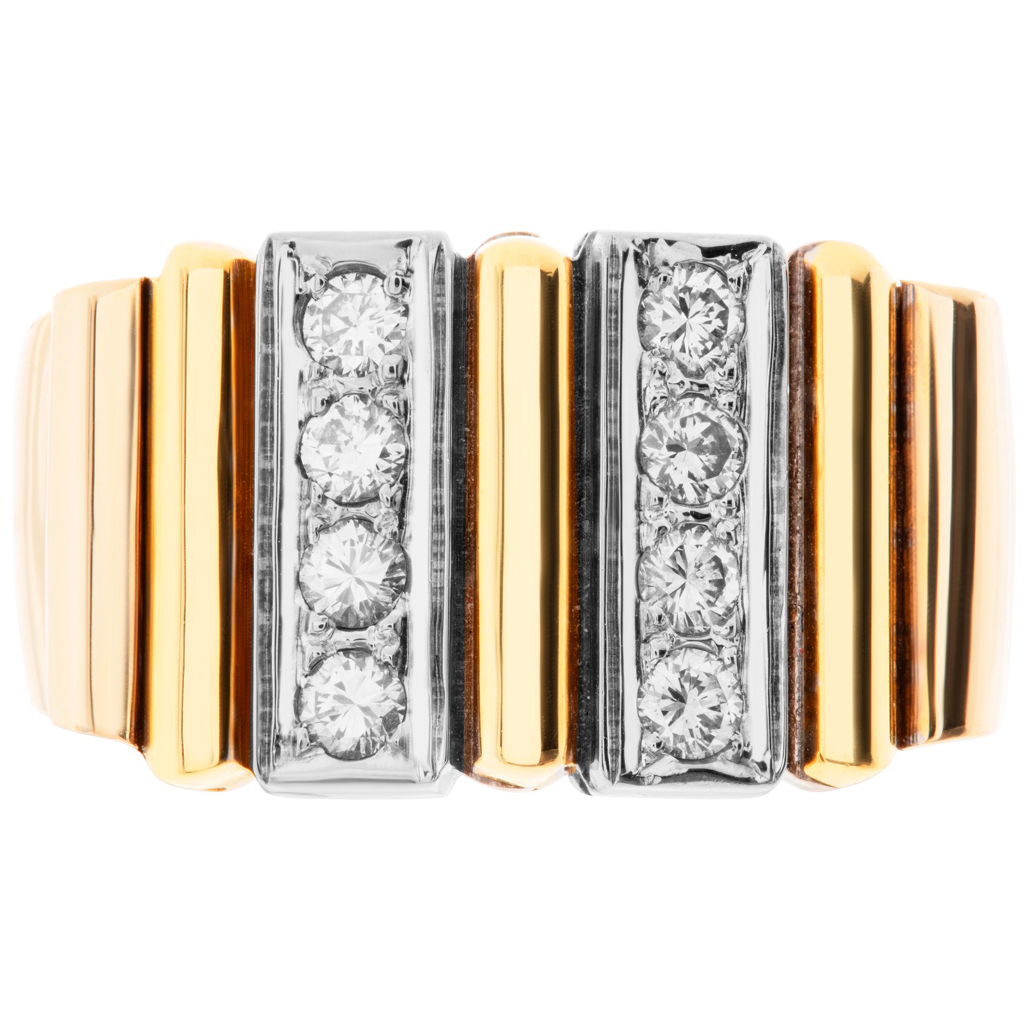 Attraktiver Diamantring aus 14k Weiß- und Gelbgold. Runde Diamanten im Brillantschliff mit einem Gesamtgewicht von ca. 0,35 Karat, Farbe G-H, Reinheit SI. Ringbreite: 12 mm, Größe 6

Dieser Diamantring ist derzeit Größe 6 und einige Artikel können
