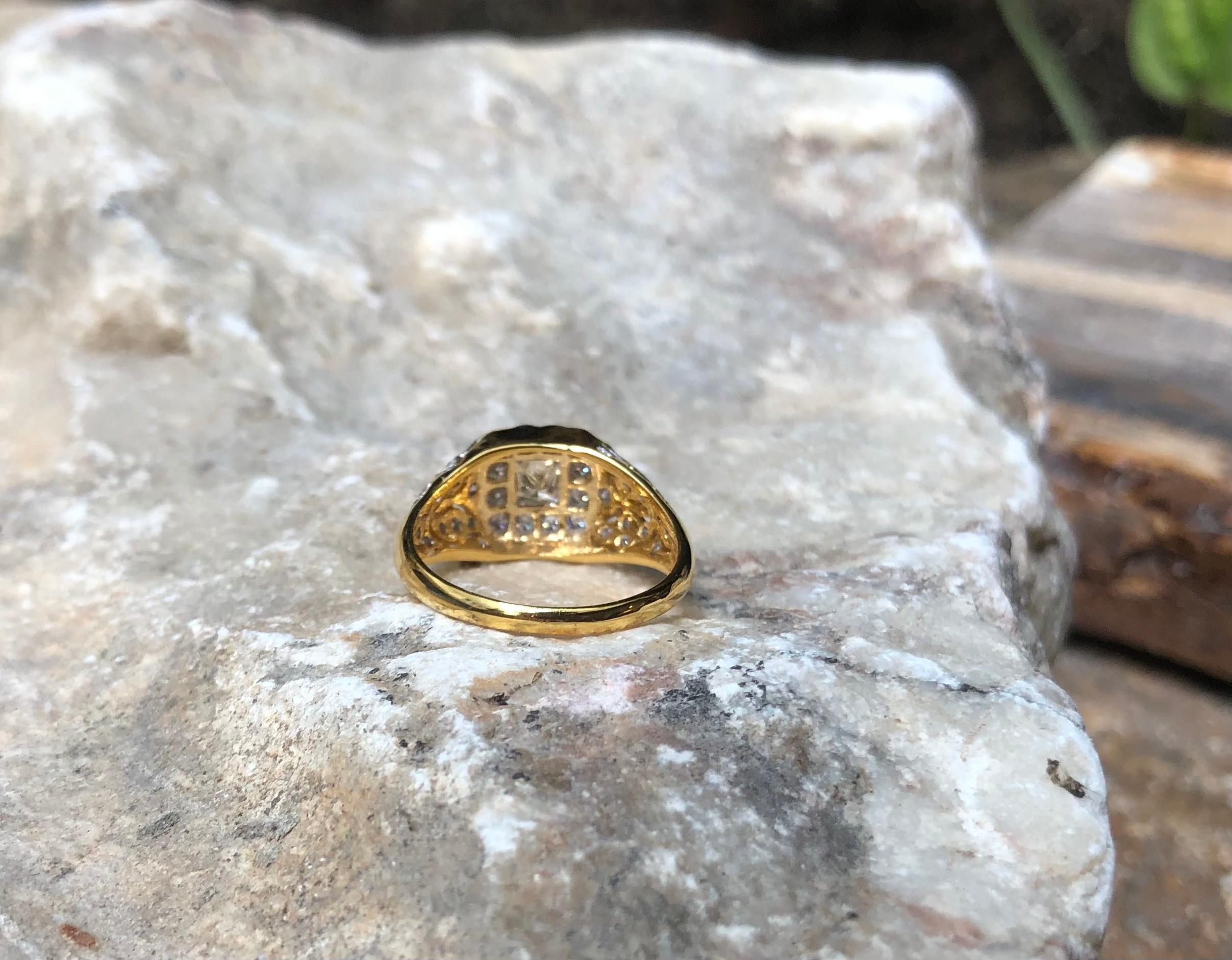 Bague en or 18 carats sertie de diamants dans différentes positions en vente 7