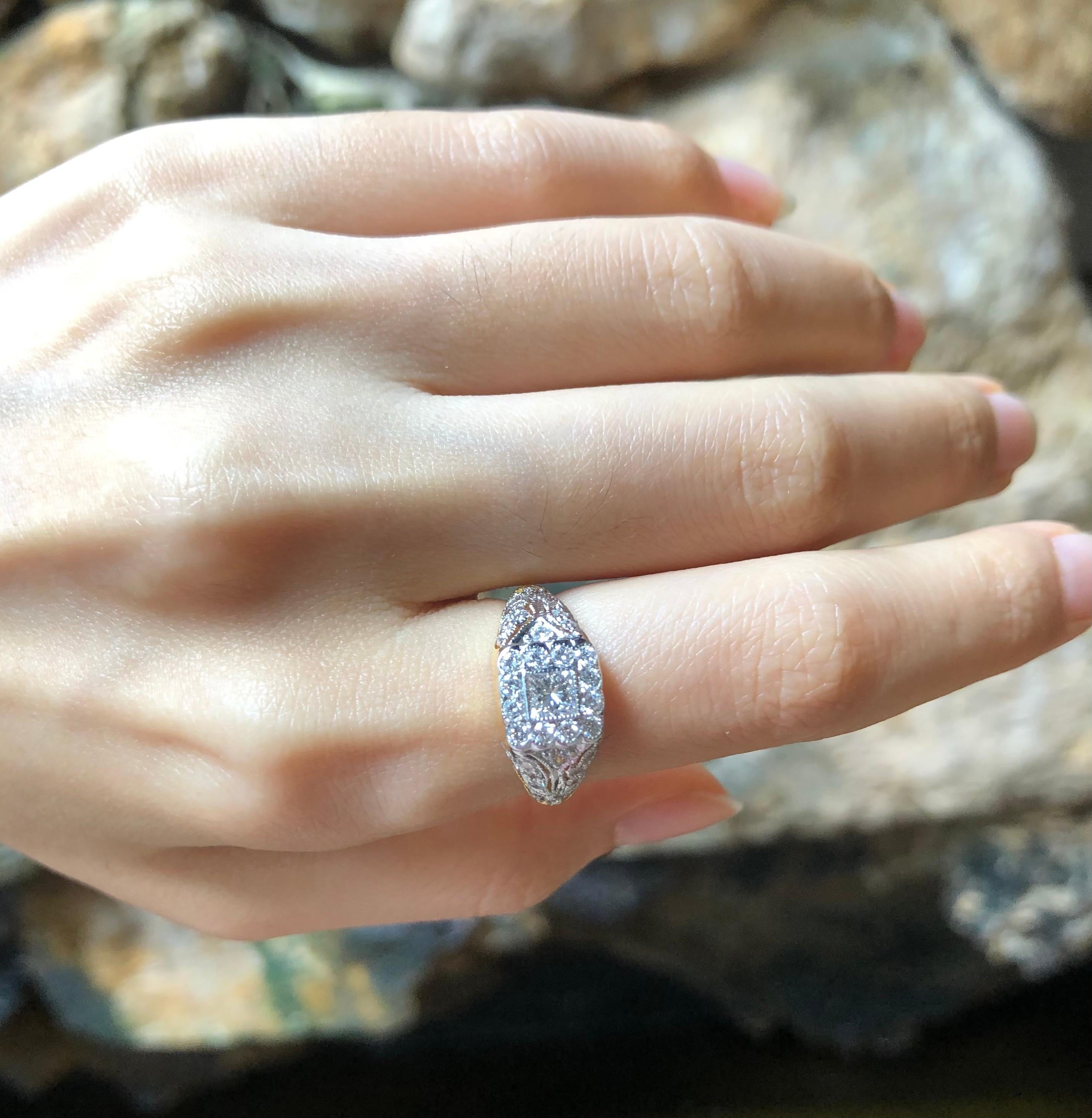 Bague en or 18 carats sertie de diamants dans différentes positions Unisexe en vente