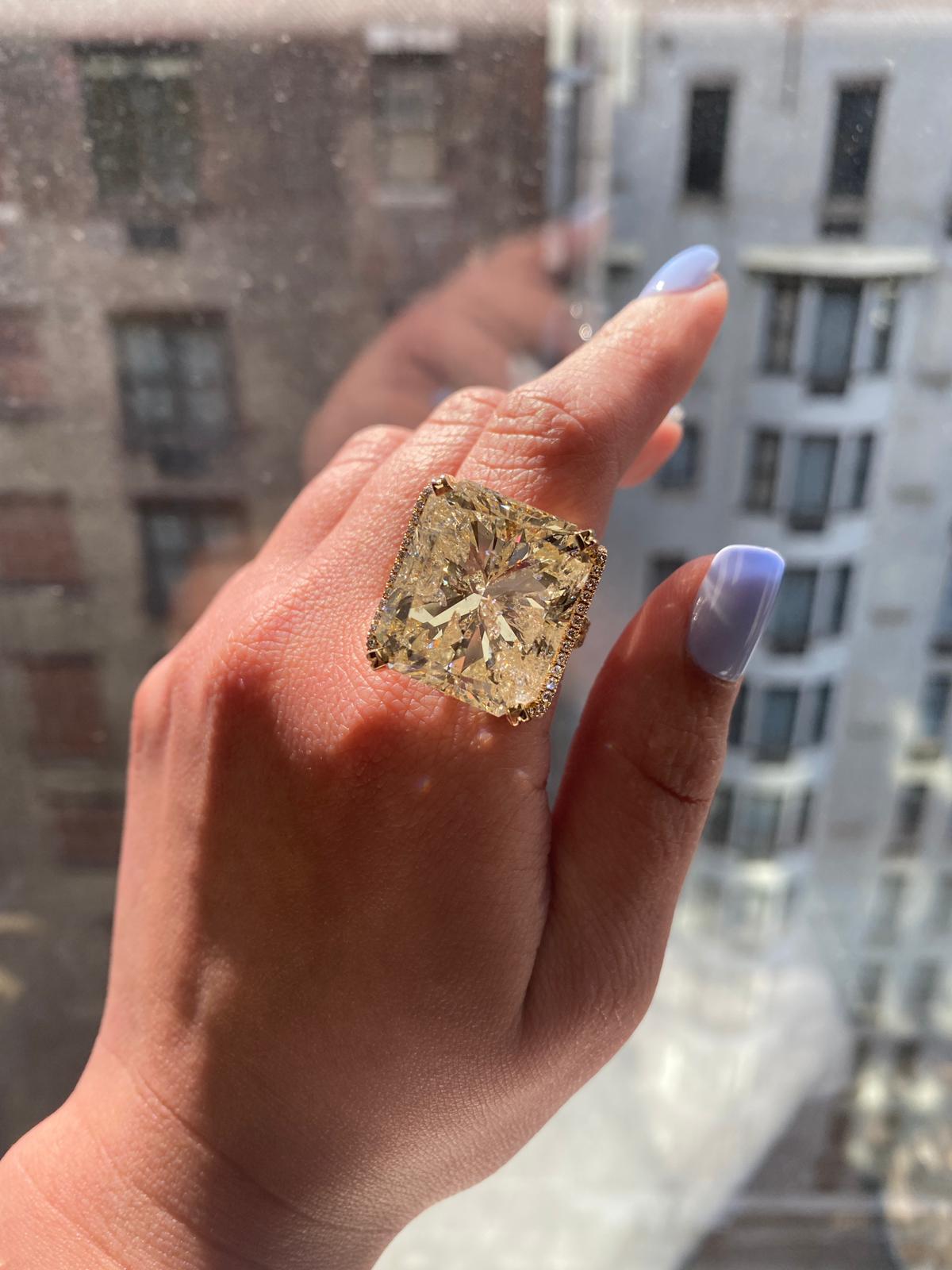 Diamantring aus 18 Karat Gold mit Diamantenbesatz 9