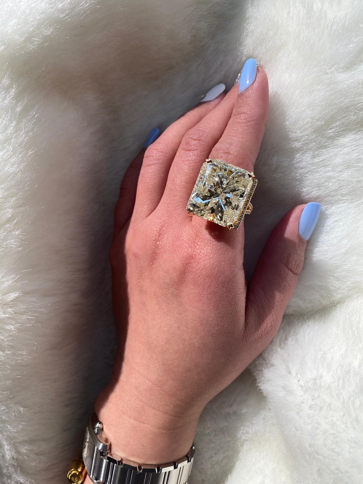 Diamantring aus 18 Karat Gold mit Diamantenbesatz 10