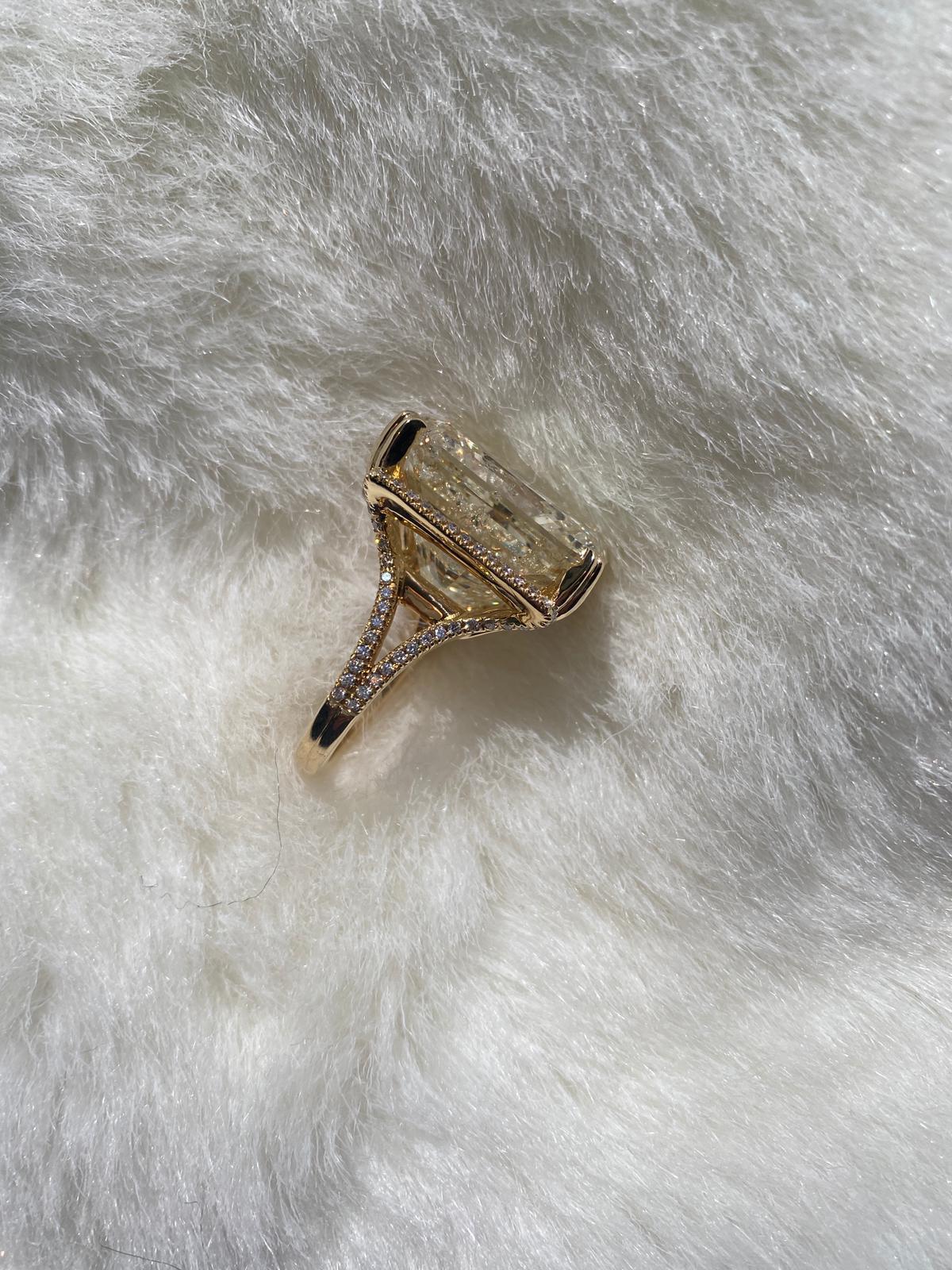 Diamantring aus 18 Karat Gold mit Diamantenbesatz 11
