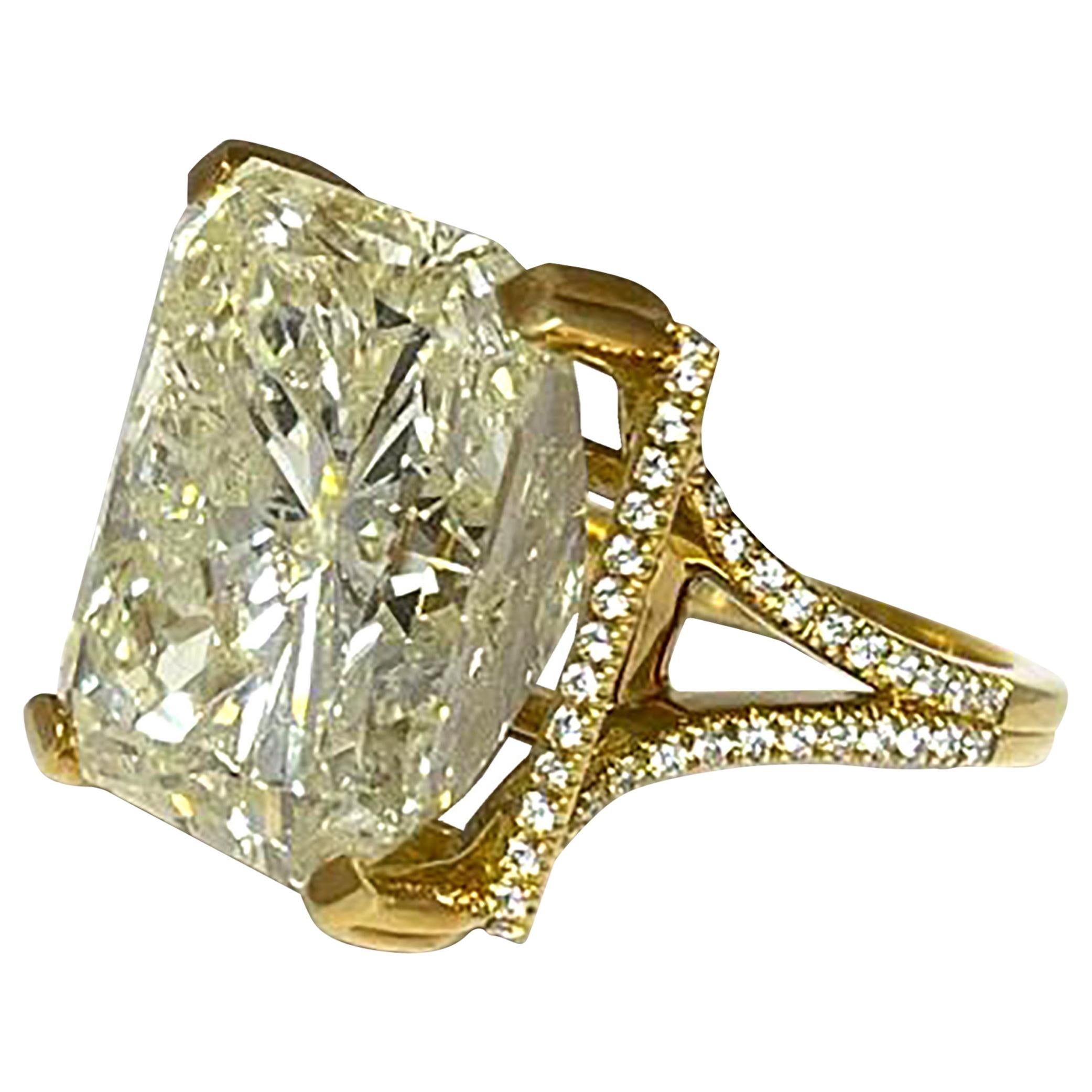 Diamond Ring Set in 18 Karat Gold with Diamonds Mounting
