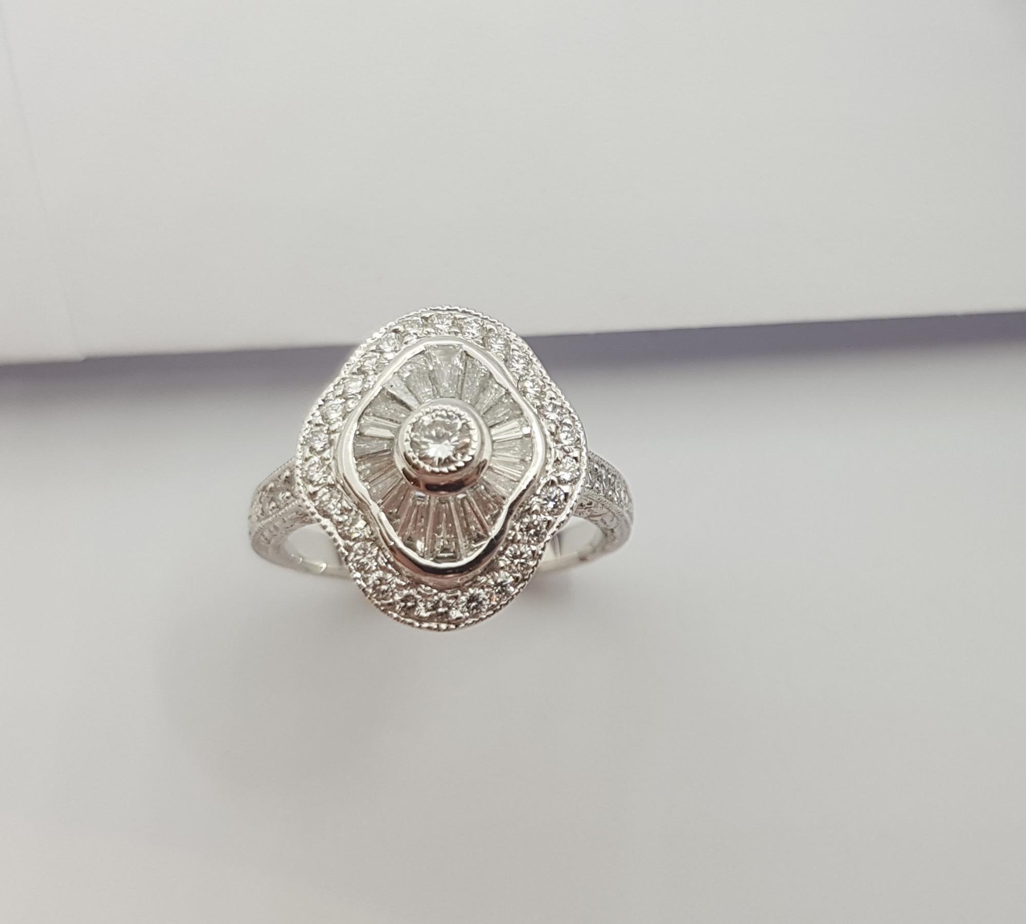 Diamond Ring Set in 18 Karat White Gold For Sale 2