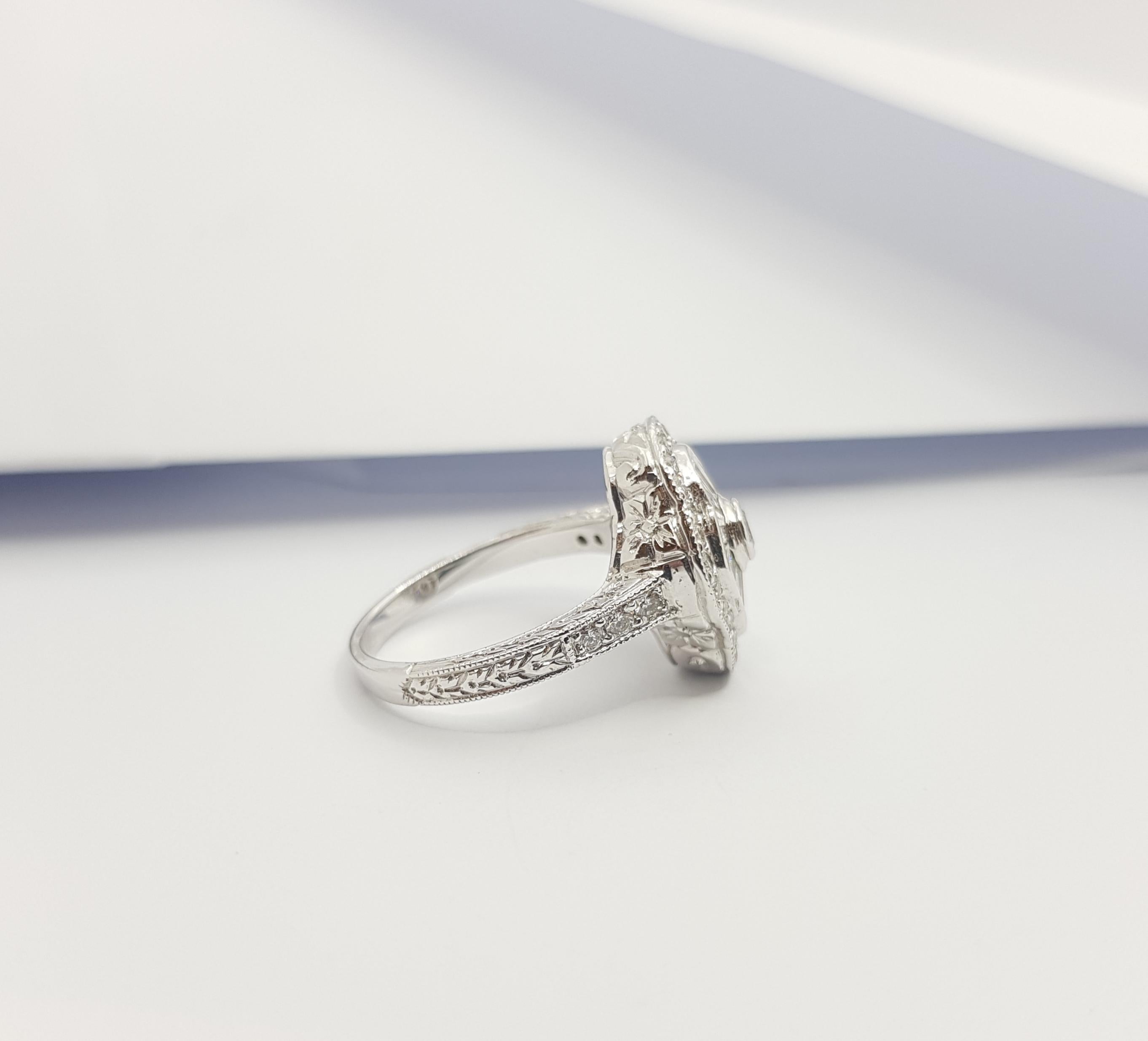 Diamond Ring Set in 18 Karat White Gold For Sale 4