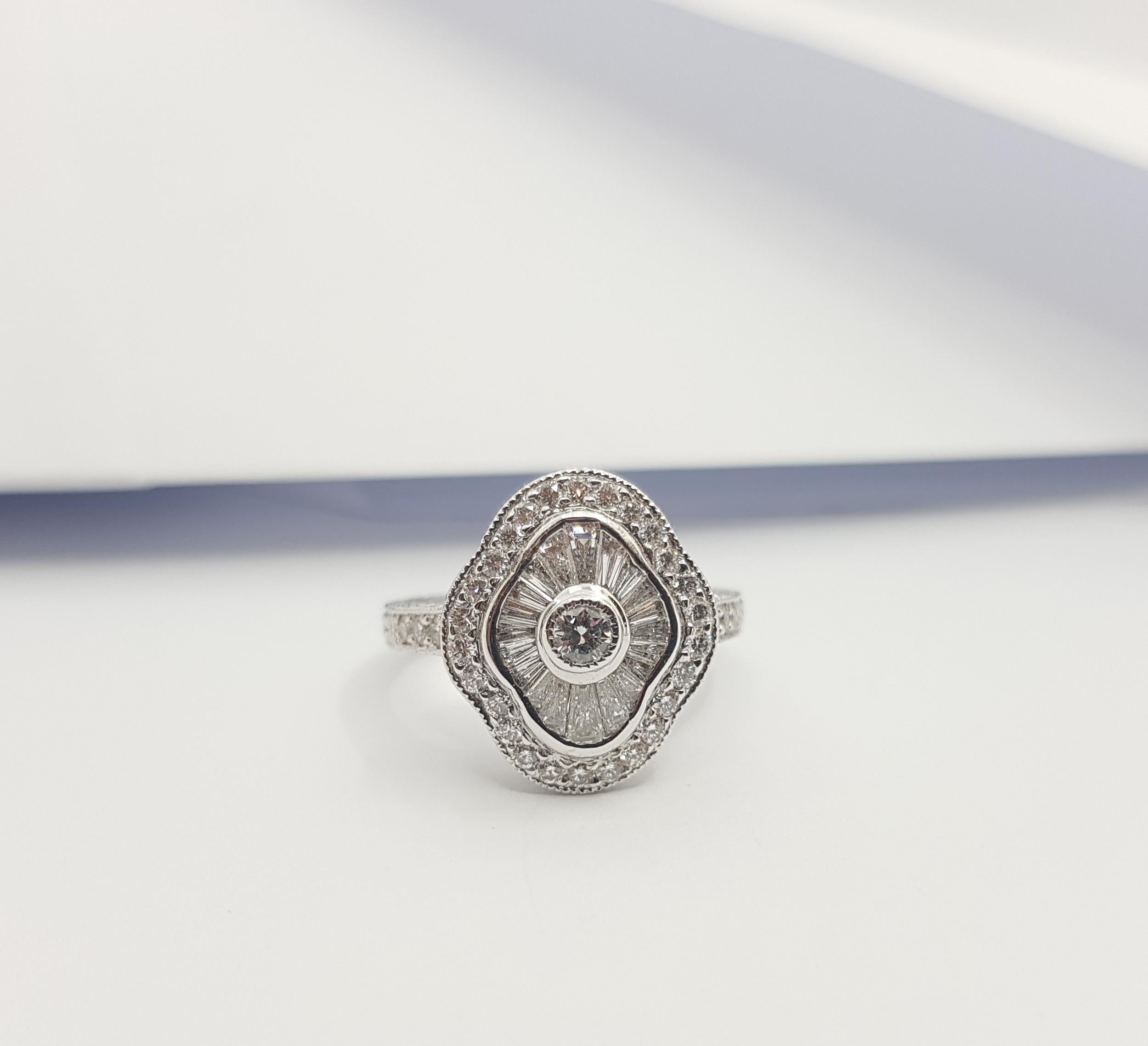 Diamond Ring Set in 18 Karat White Gold For Sale 5