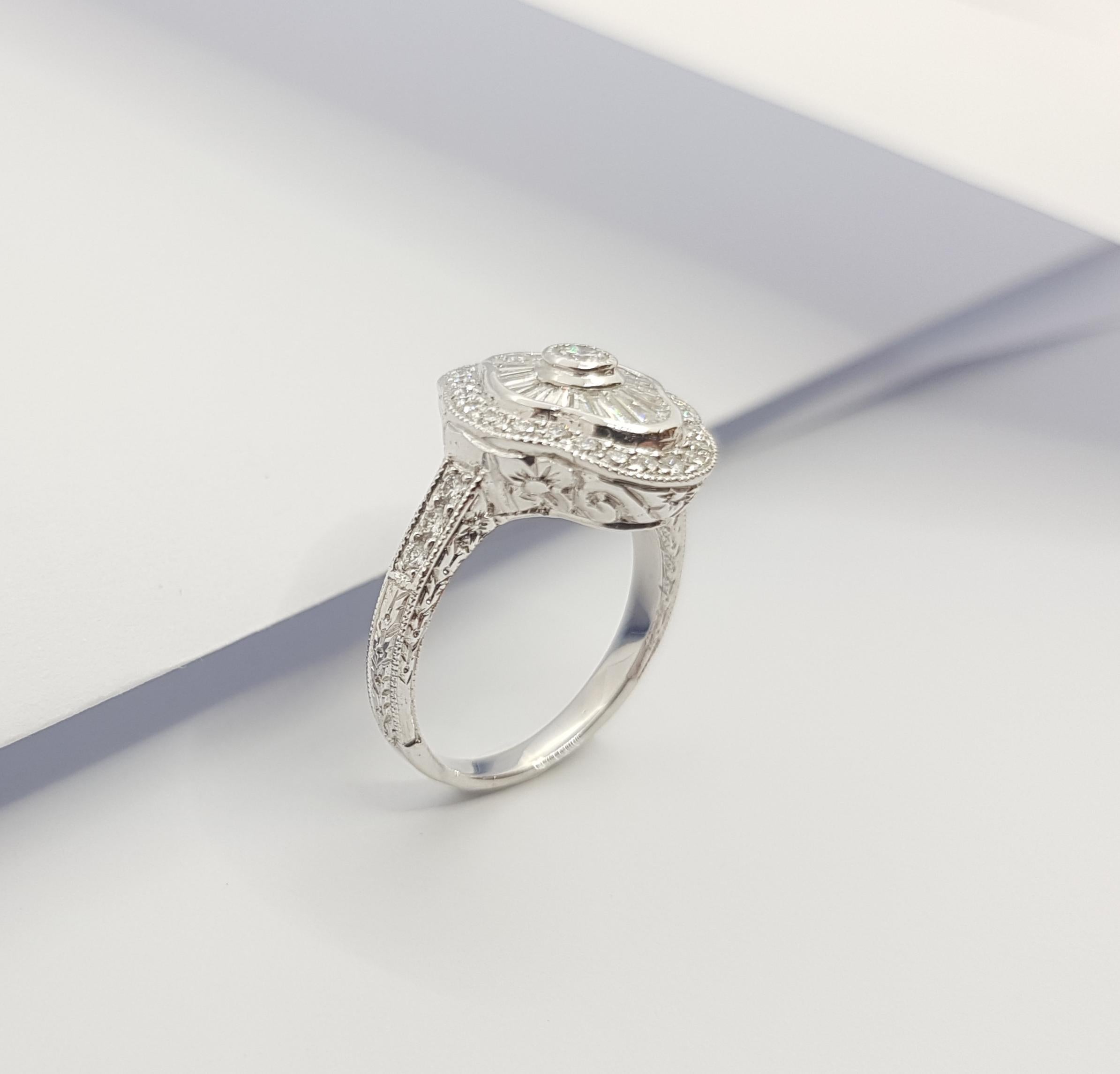 Women's Diamond Ring Set in 18 Karat White Gold For Sale