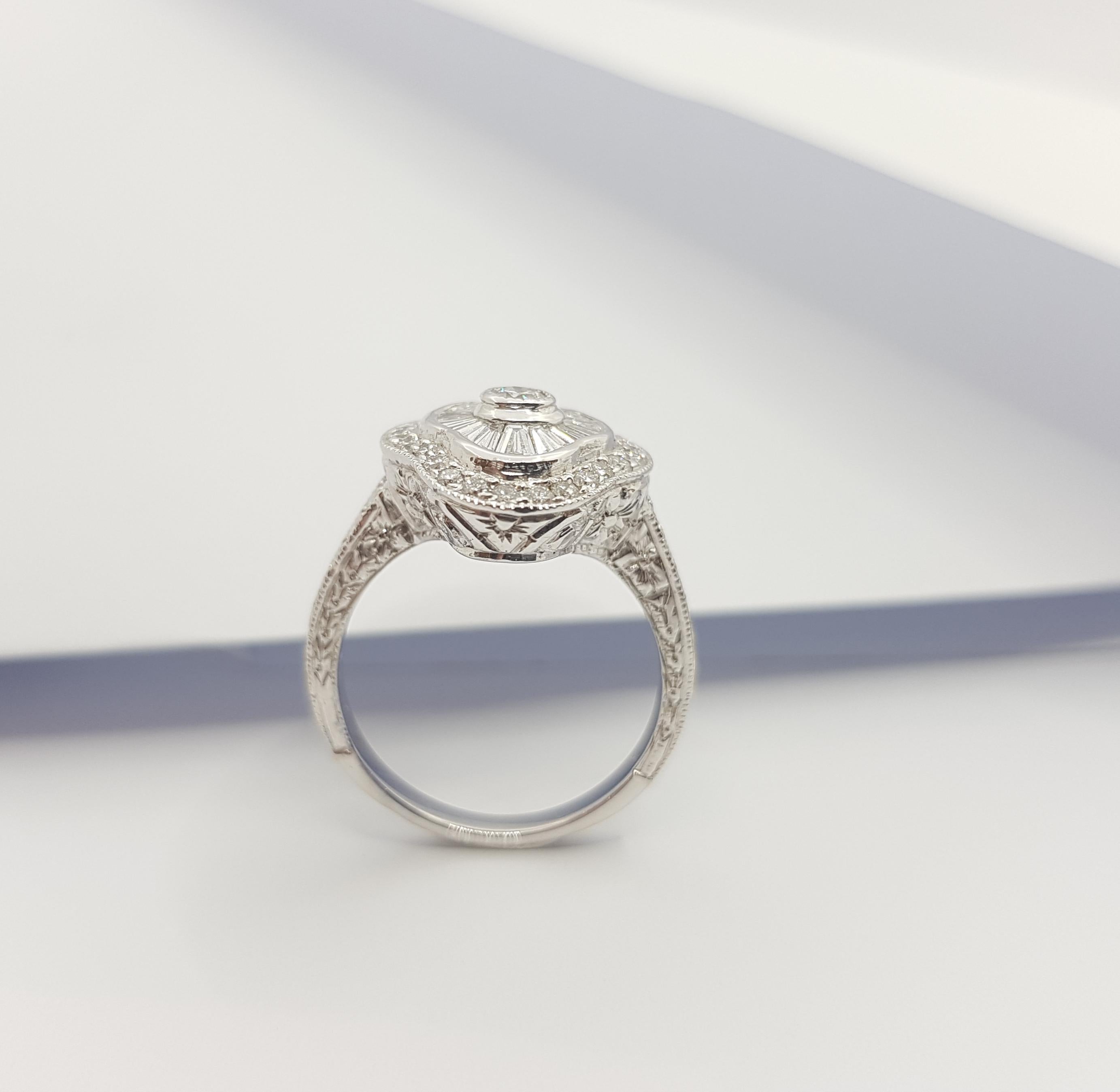 Diamond Ring Set in 18 Karat White Gold For Sale 1