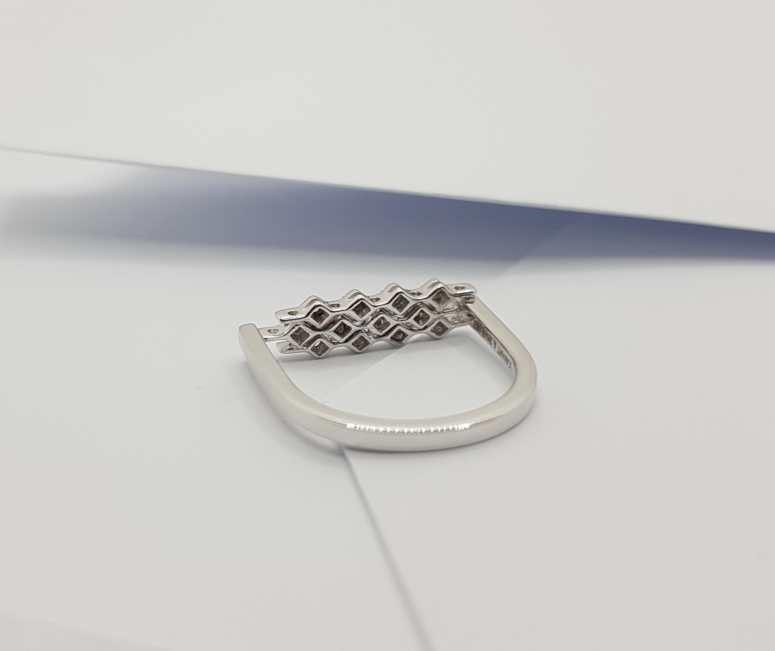 Diamond Ring Set in 18 Karat White Gold Settings by Kavant & Sharart For Sale 4