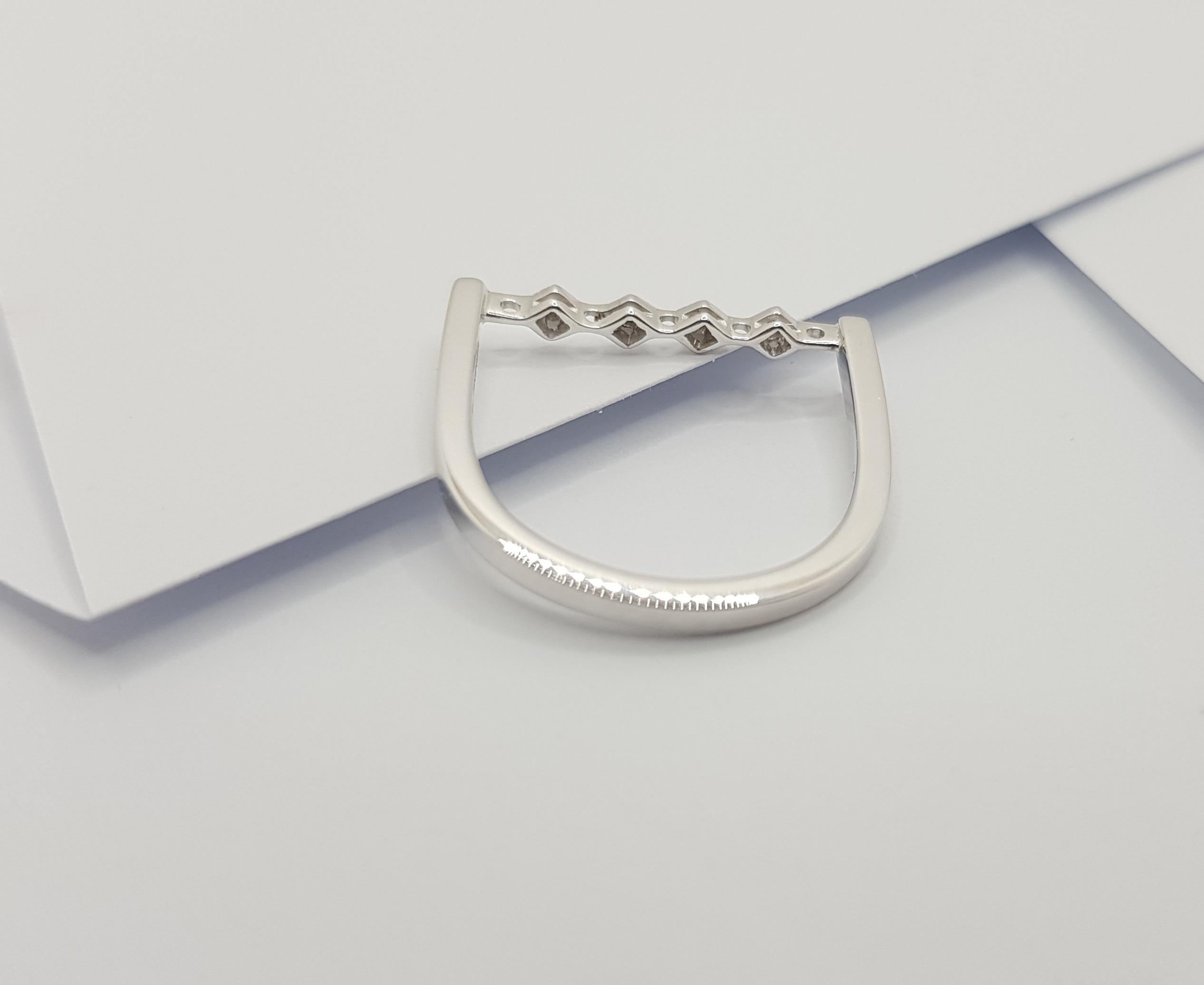 Diamond Ring Set in 18 Karat White Gold Settings by Kavant & Sharart For Sale 6