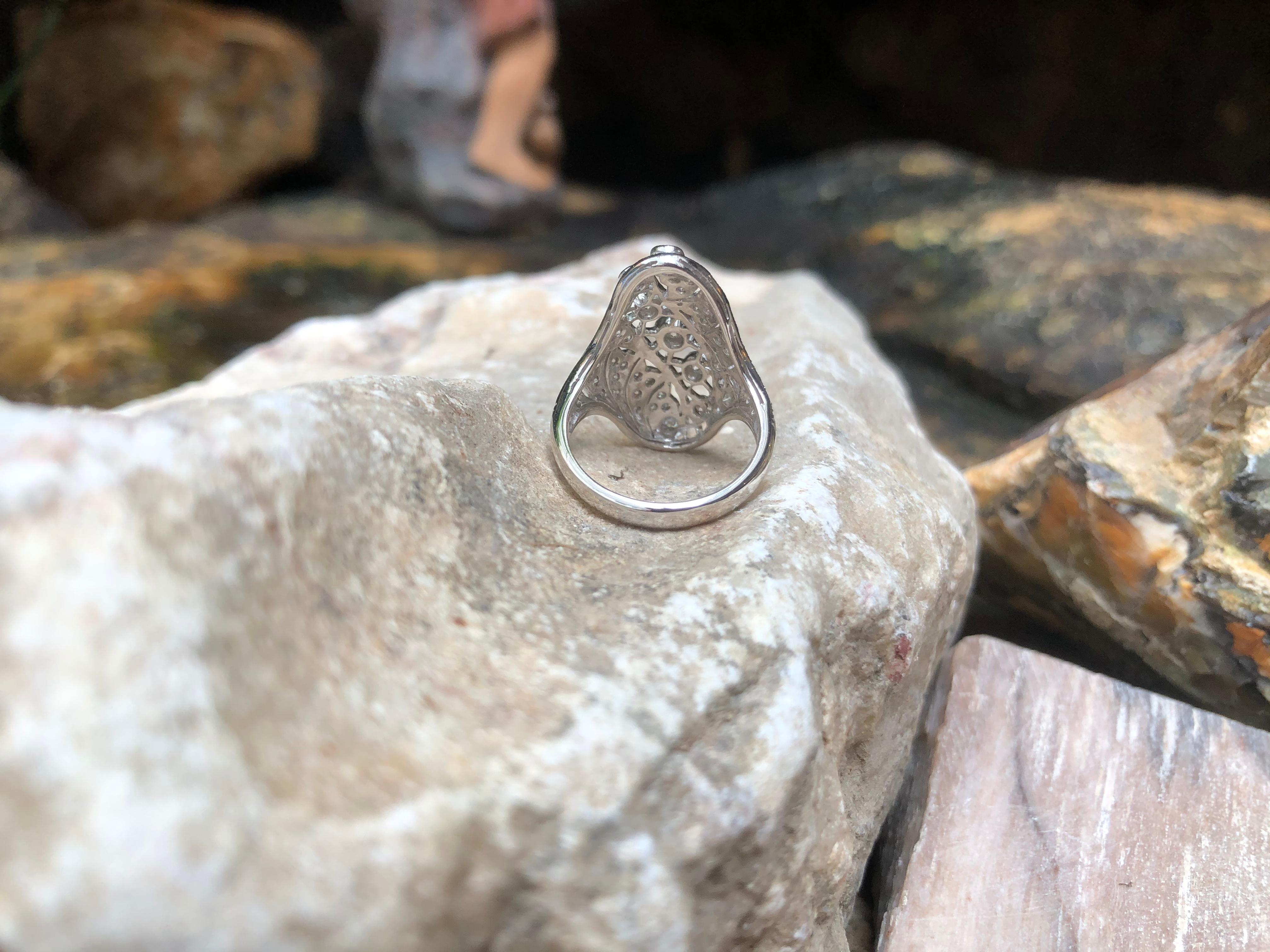 Bague en or blanc 18 carats sertie de diamants en vente 4