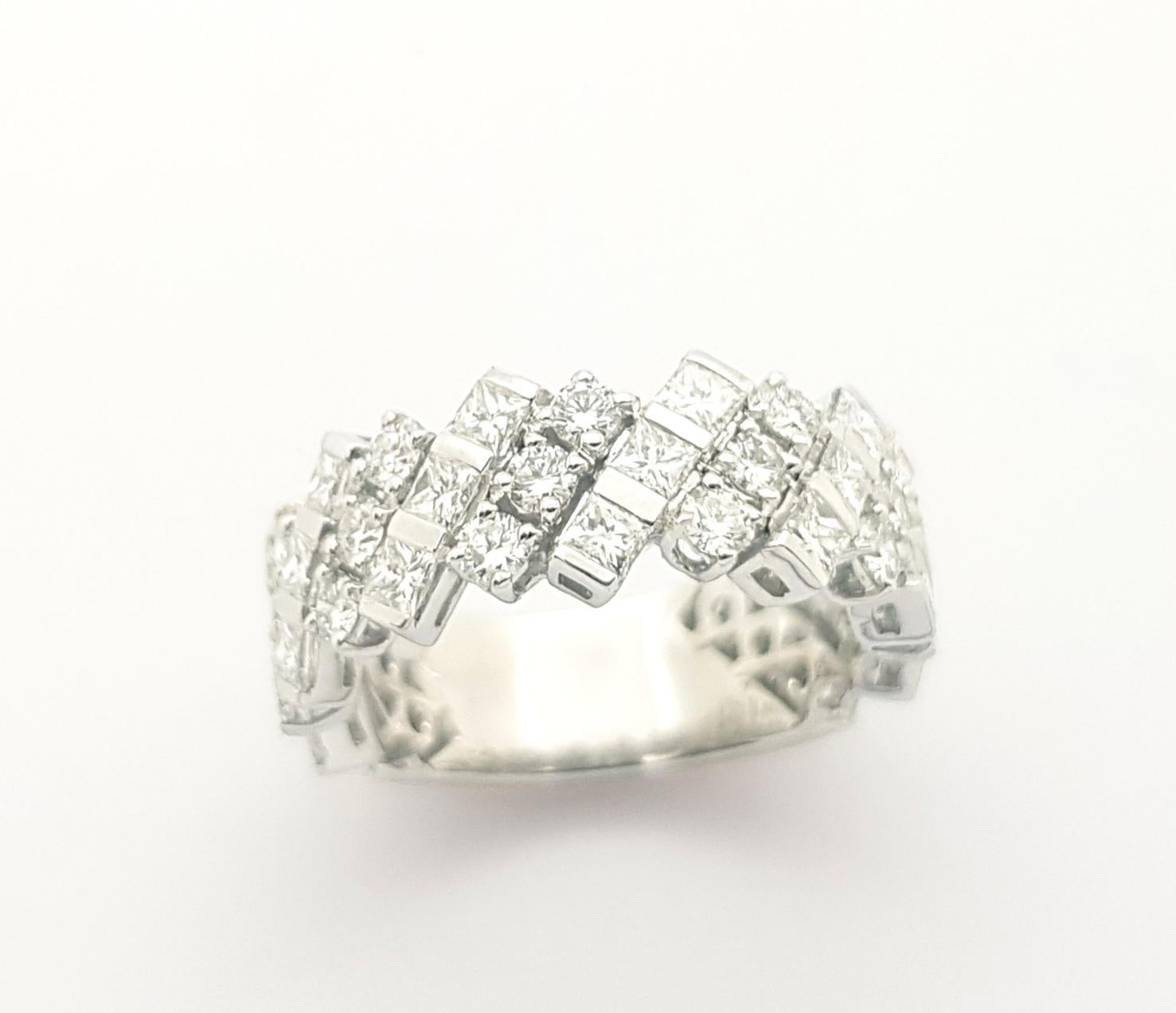 Bague en or blanc 18 carats sertie de diamants en vente 6