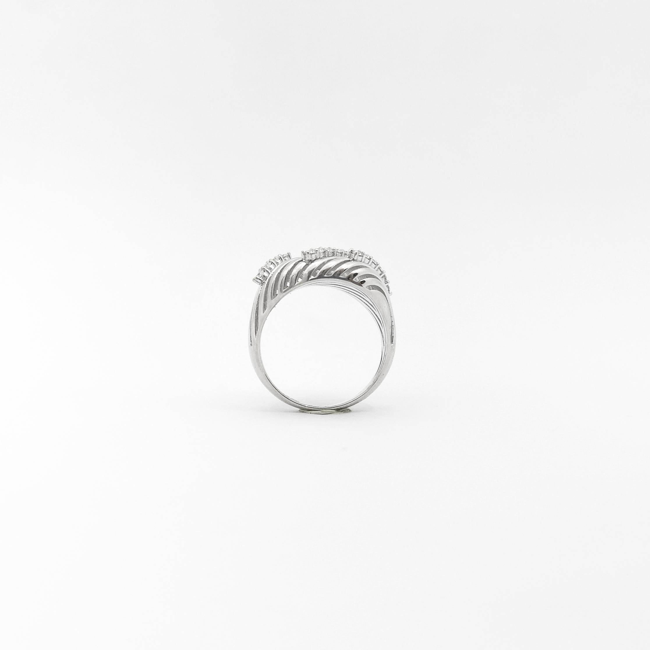 Diamantring aus 18 Karat Weißgold in Fassungen gefasst im Angebot 6