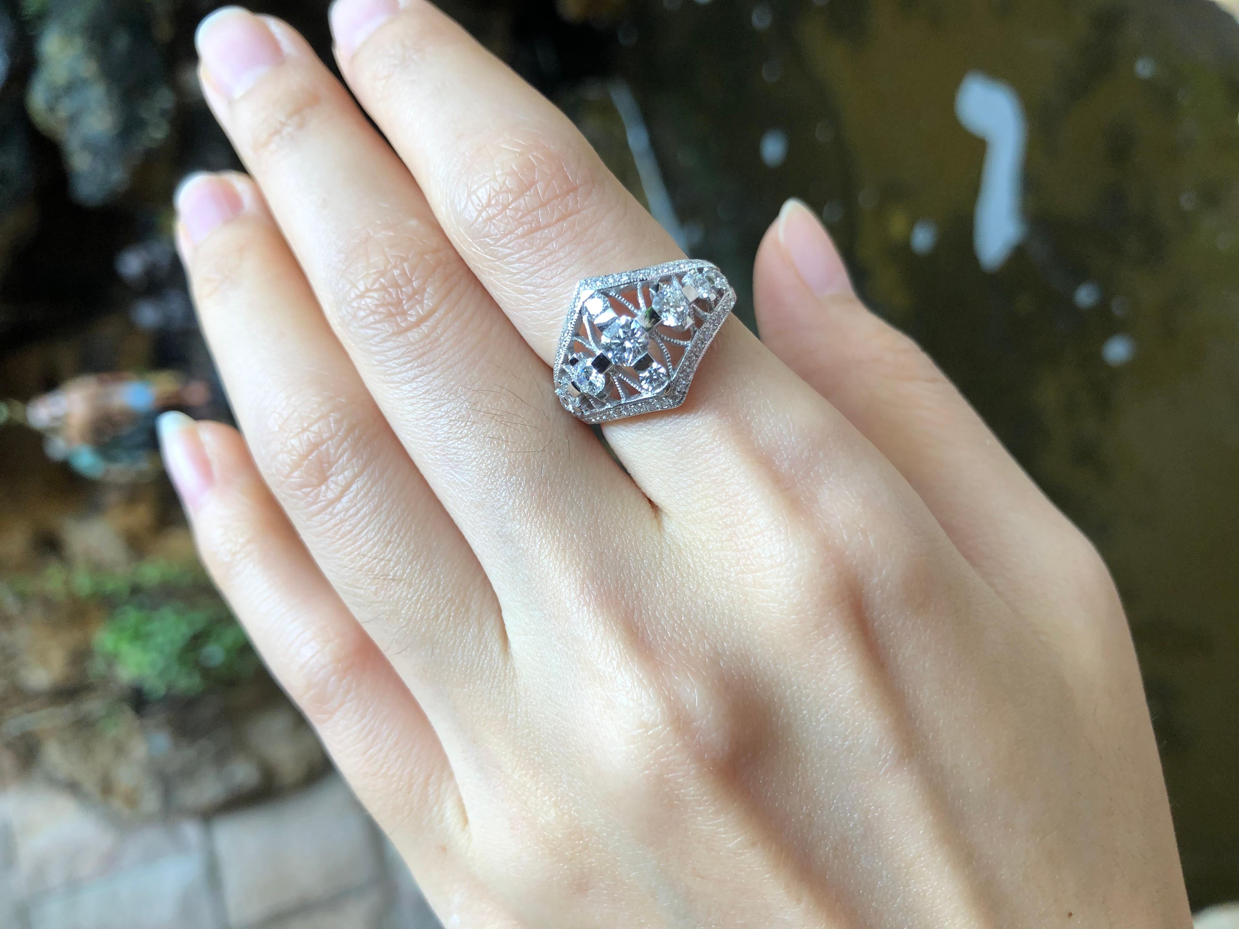 Bague avec diamant de 1,03 carats sertie d'or blanc 18 carats

Largeur :  3.5 cm 
Longueur : 1,5 cm
Taille de l'anneau : 52
Poids total : 6,62 grammes

